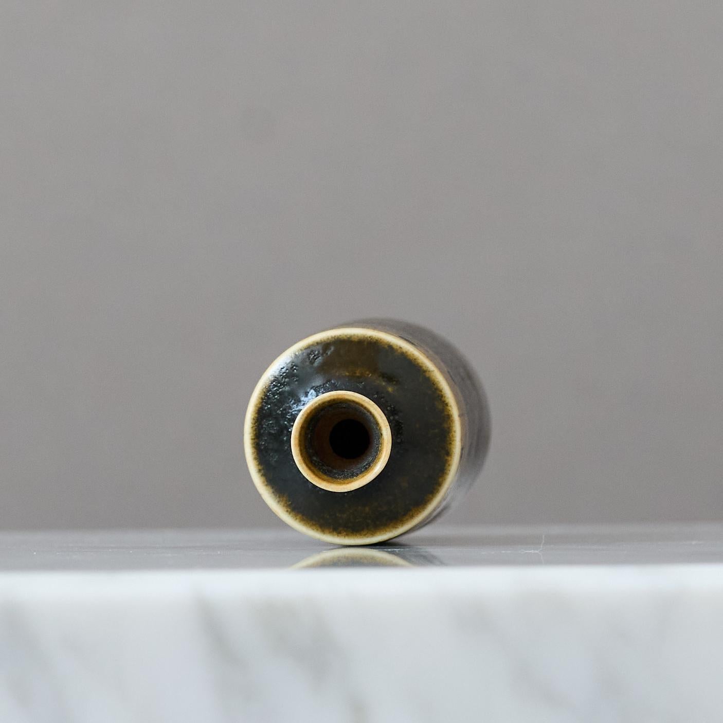 Scandinave moderne Vase miniature en grès brun de Berndt Friberg. Gustavsberg, Suède Années 1960 en vente
