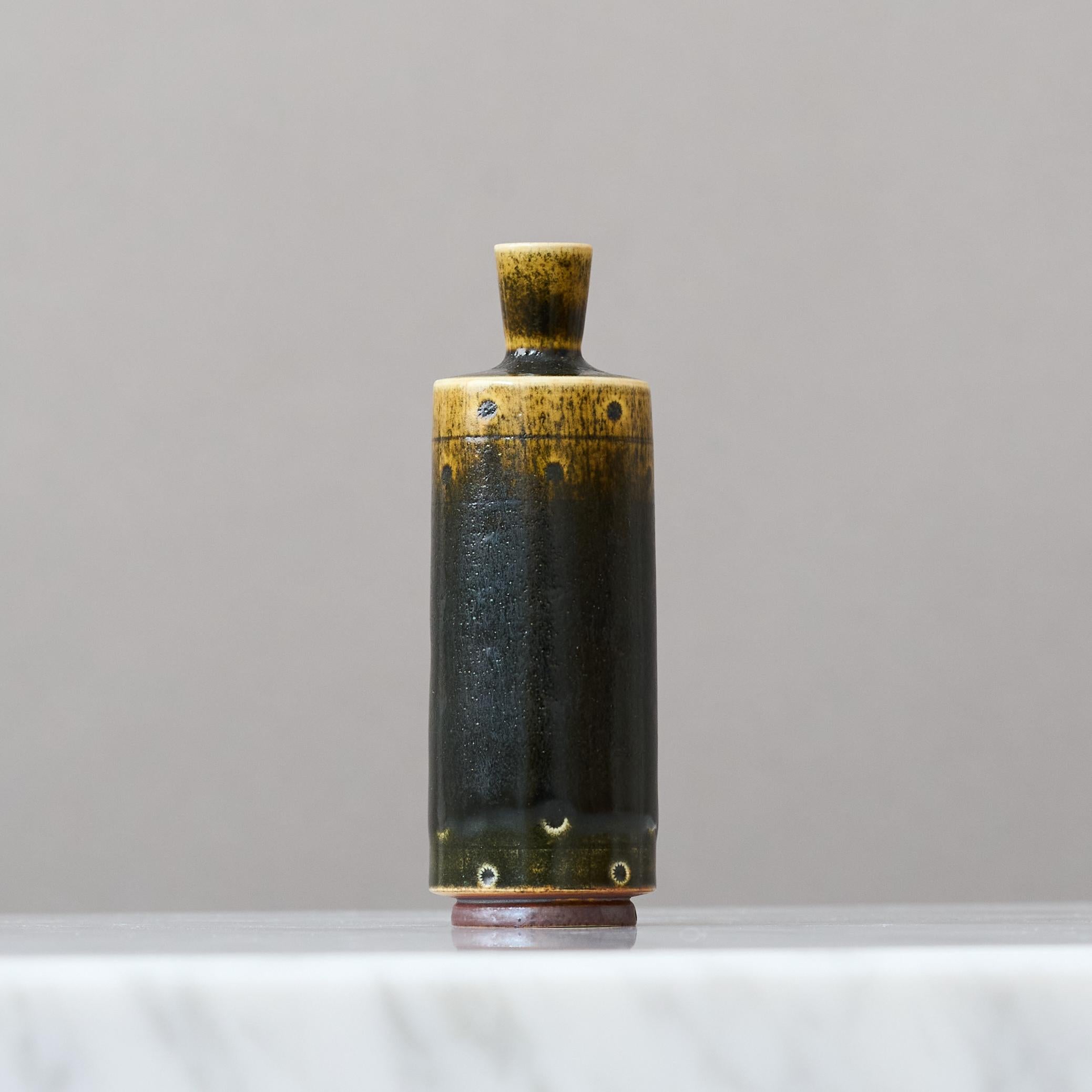 Suédois Vase miniature en grès brun de Berndt Friberg. Gustavsberg, Suède Années 1960 en vente