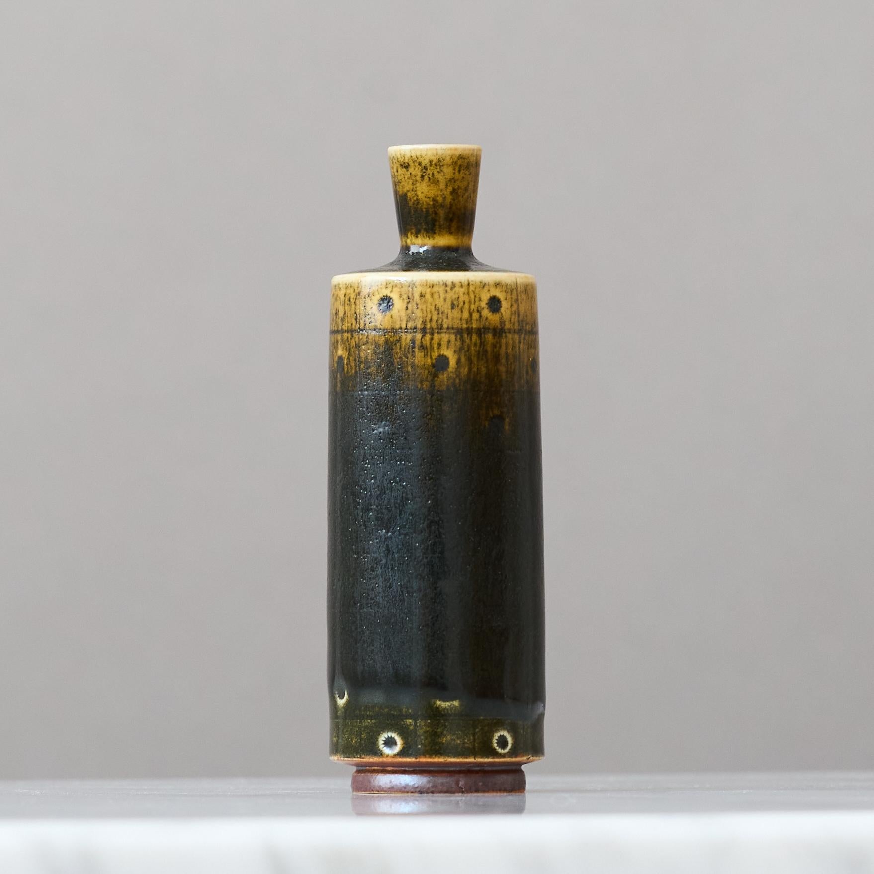Vernissé Vase miniature en grès brun de Berndt Friberg. Gustavsberg, Suède Années 1960 en vente