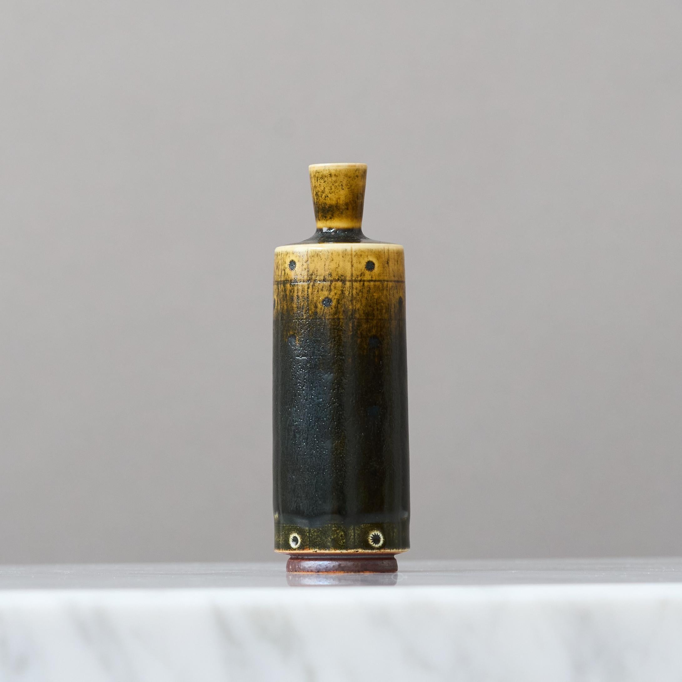 Vase miniature en grès brun de Berndt Friberg. Gustavsberg, Suède Années 1960 Bon état - En vente à Malmö, SE