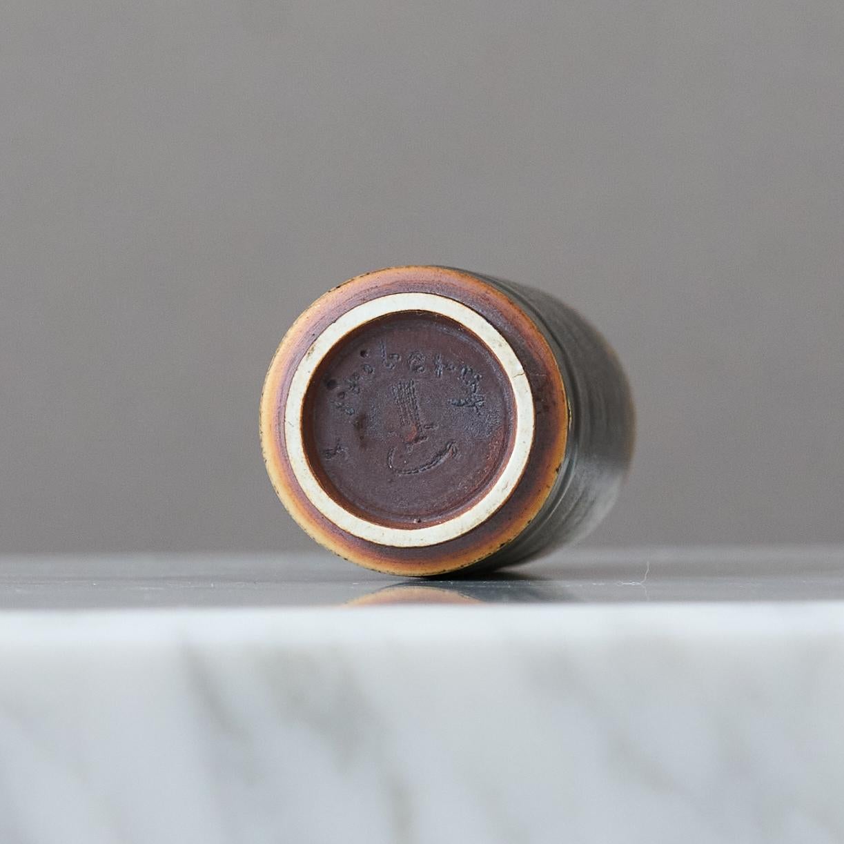 20ième siècle Vase miniature en grès brun de Berndt Friberg. Gustavsberg, Suède Années 1960 en vente