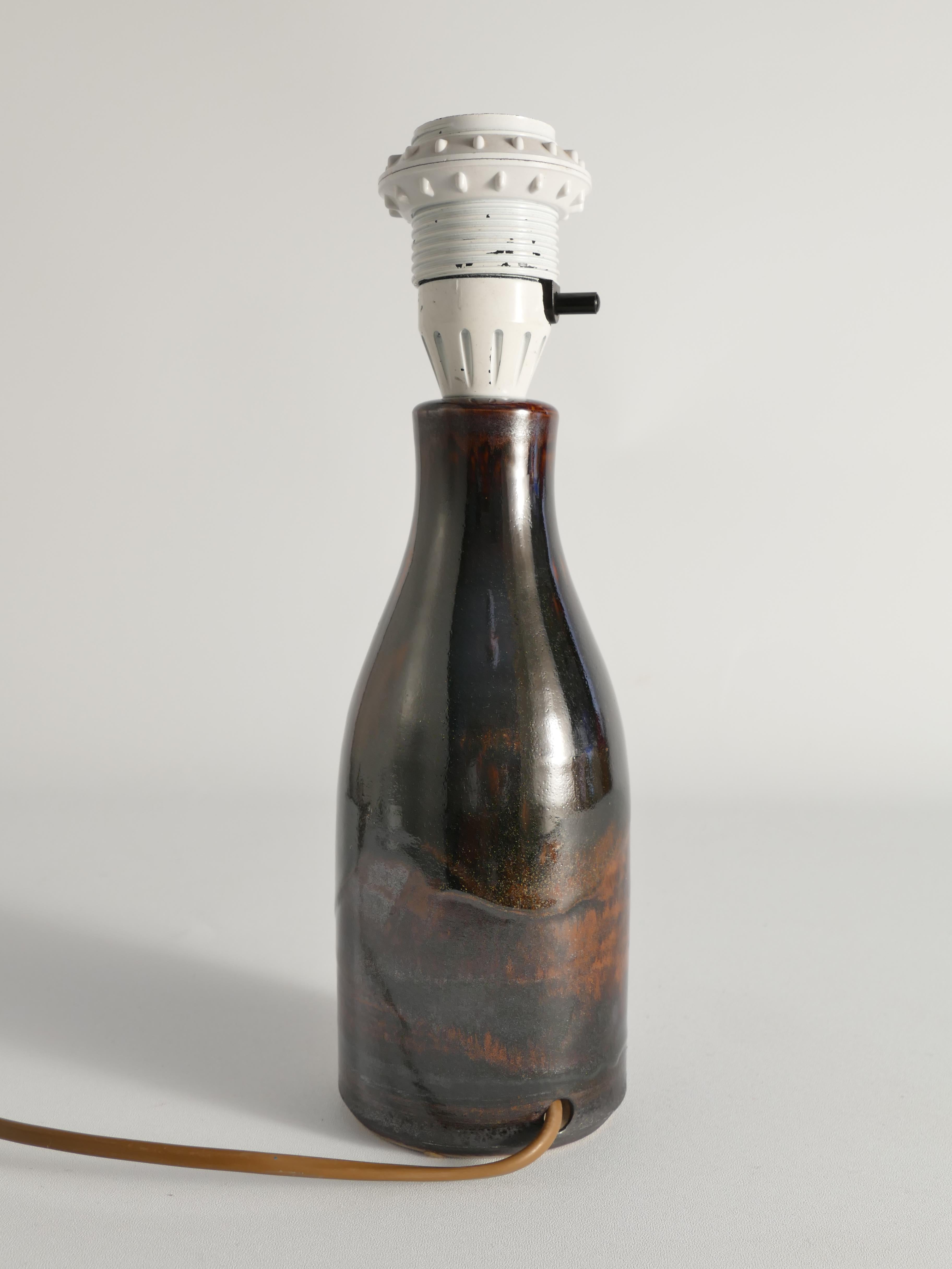 Suédois Lampe de table en grès brun par Carl-Harry Stålhane, Designhuset, Suède années 1960 en vente