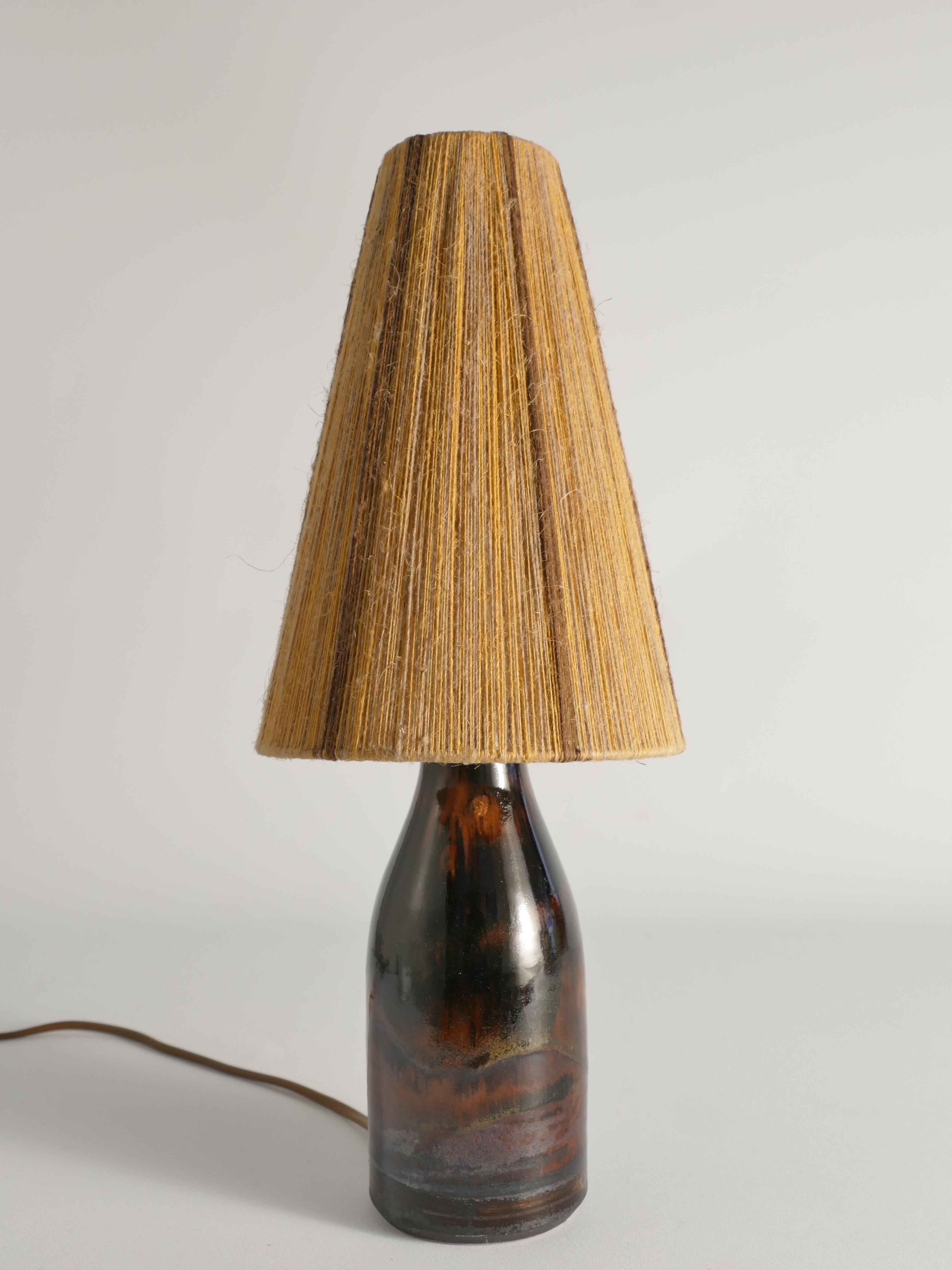 Milieu du XXe siècle Lampe de table en grès brun par Carl-Harry Stålhane, Designhuset, Suède années 1960 en vente