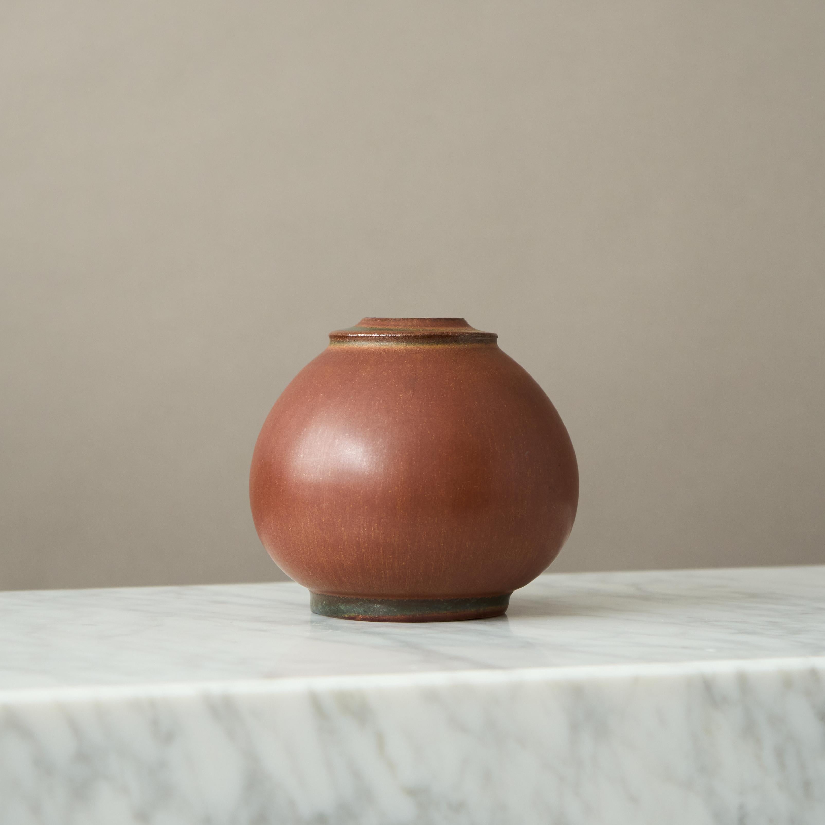 Beautiful stoneware vase made by master ceramists Erich and Ingrid Triller.
This piece was created at their workshop in Tobo, Sweden, 1950’s.

Excellent condition.
Signed on the base with their customary 
