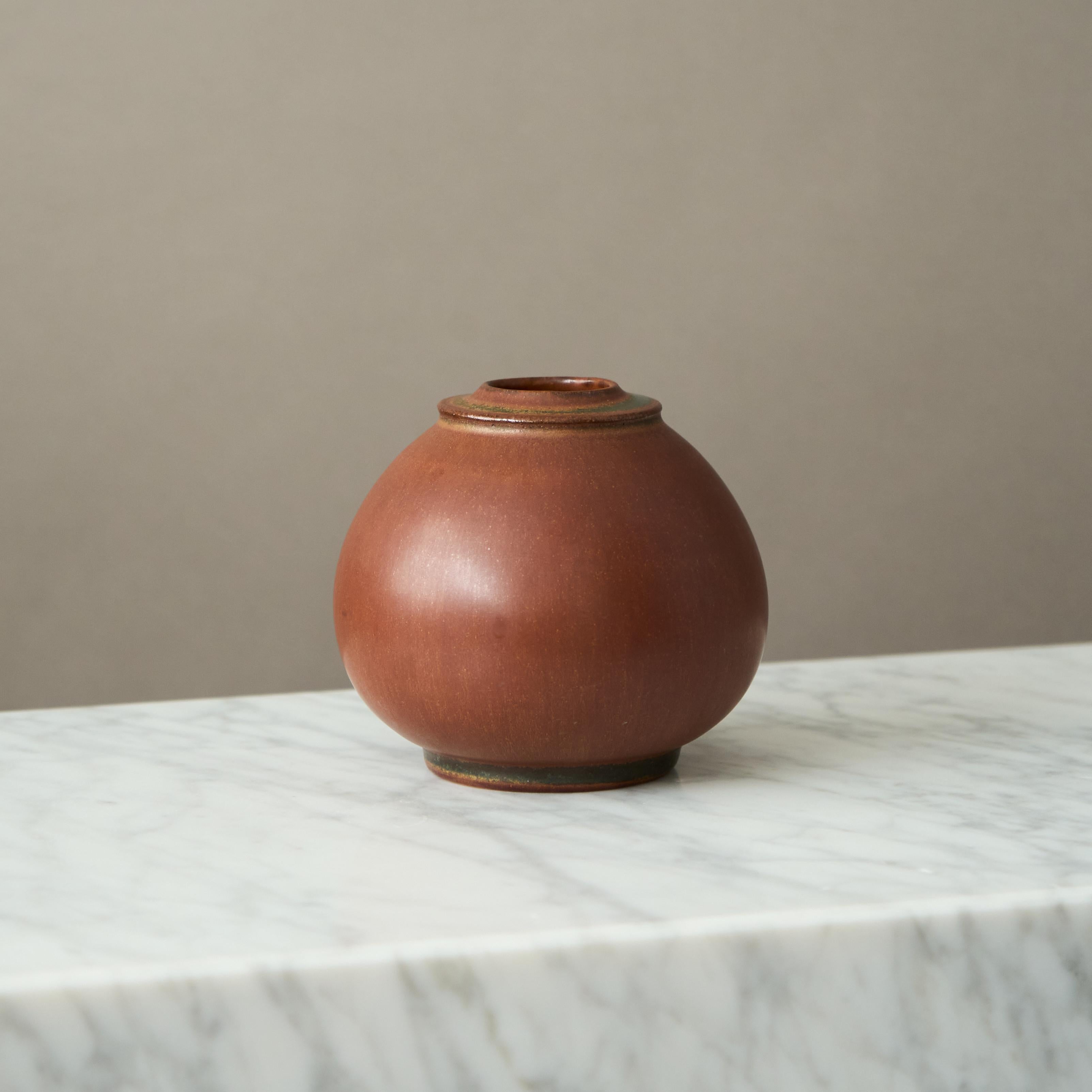 Brown Stoneware Vase by Erich and Ingrid Triller for Tobo, Sweden, 1950s im Zustand „Gut“ im Angebot in Malmö, SE