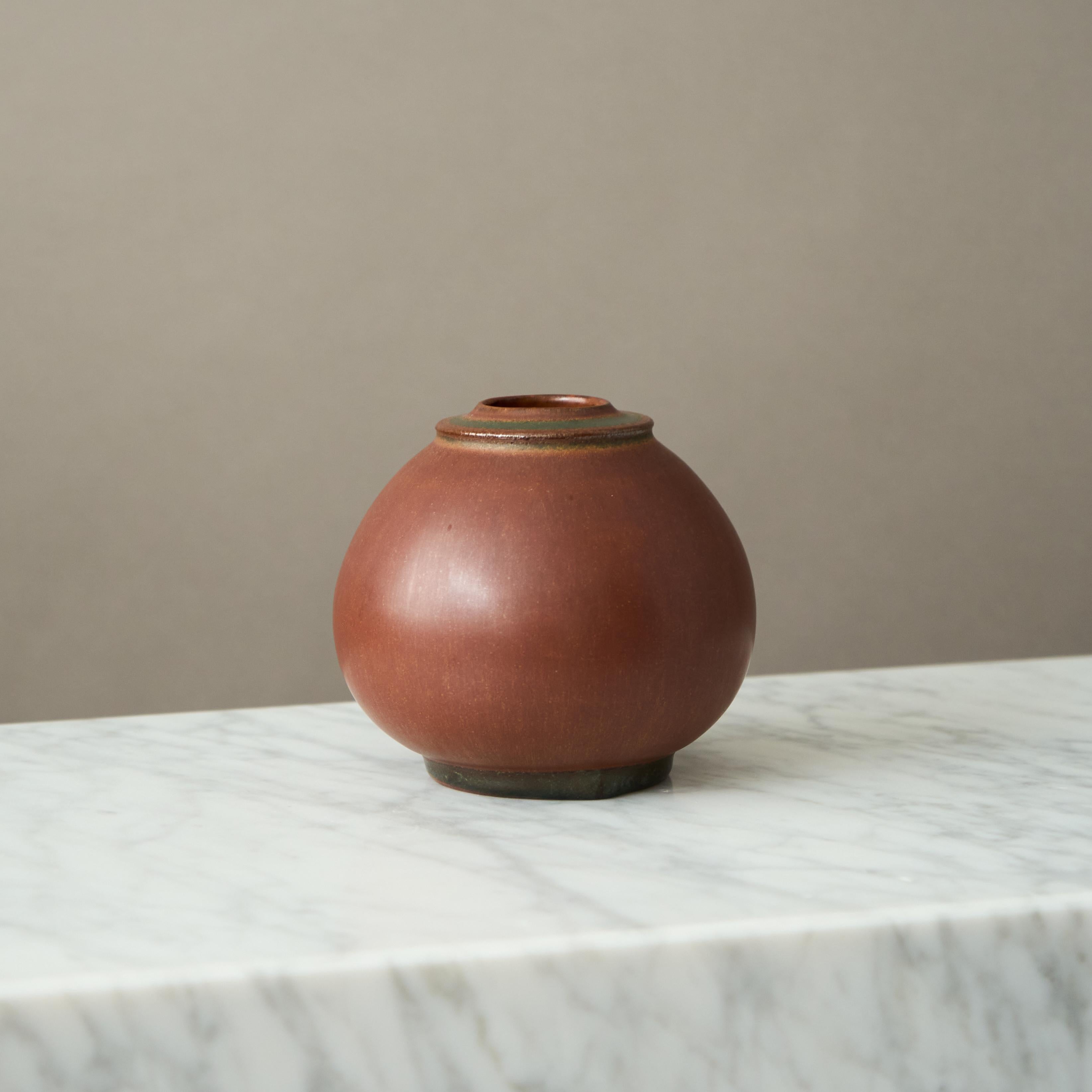 Brown Stoneware Vase by Erich and Ingrid Triller for Tobo, Sweden, 1950s (20. Jahrhundert) im Angebot