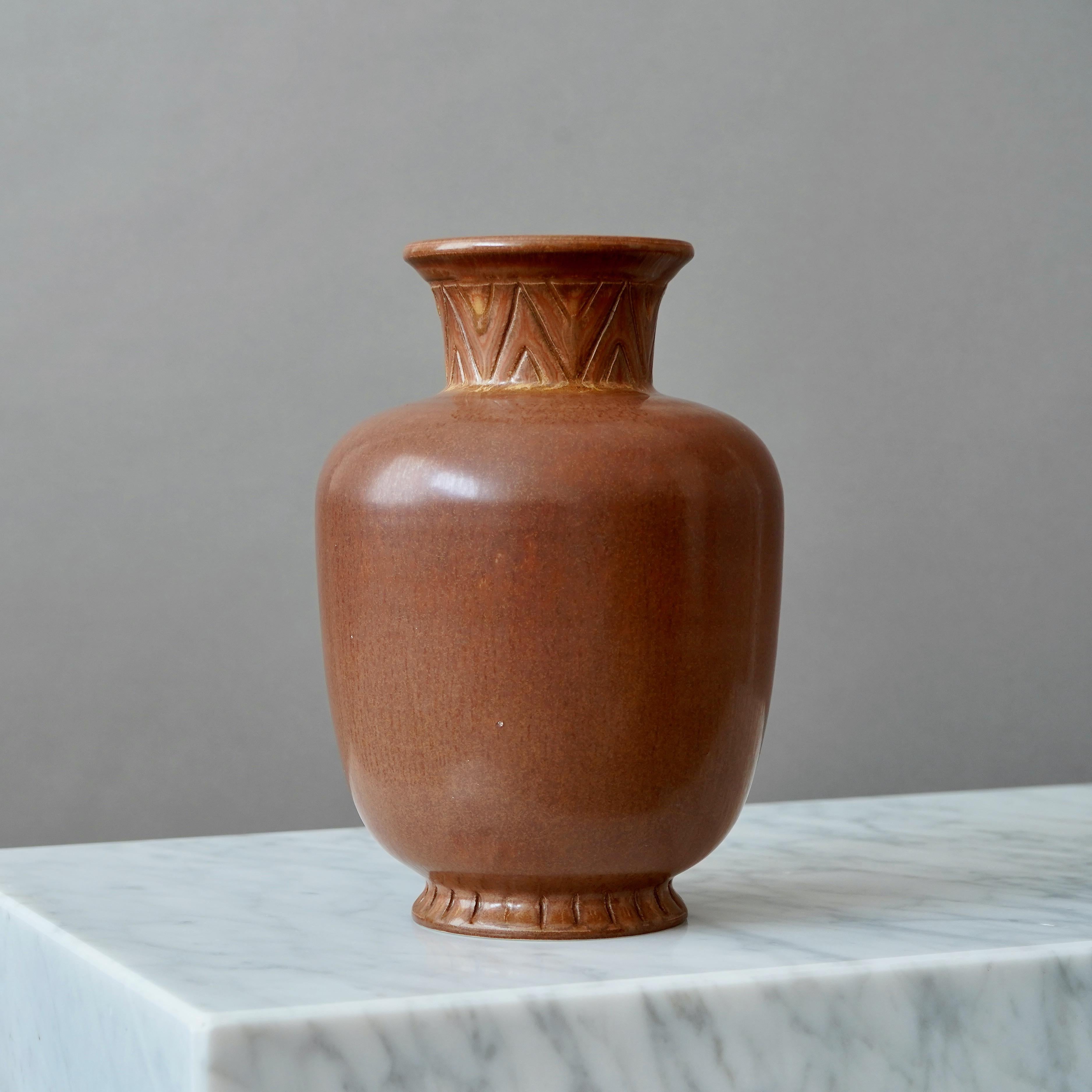 Vaso in gres marrone di Gunnar Nylund per Rorstrand, Svezia, anni '1940 in vendita 2