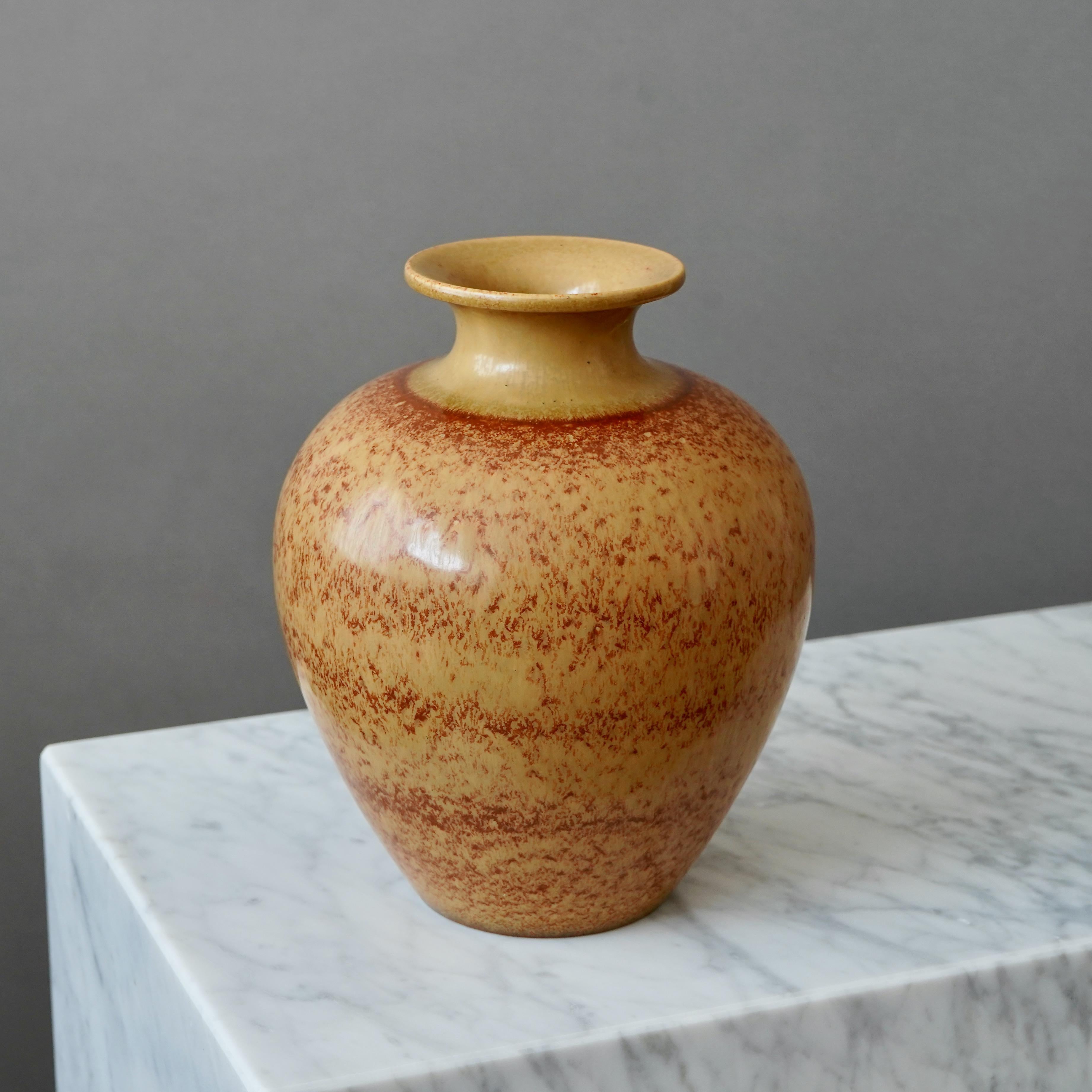 Un raro e bellissimo vaso in gres con un'incredibile smaltatura.
Disegnata da Gunnar Nylund per Rorstrand, Svezia, anni '1940.

Ottime condizioni. 
Firma incisa 