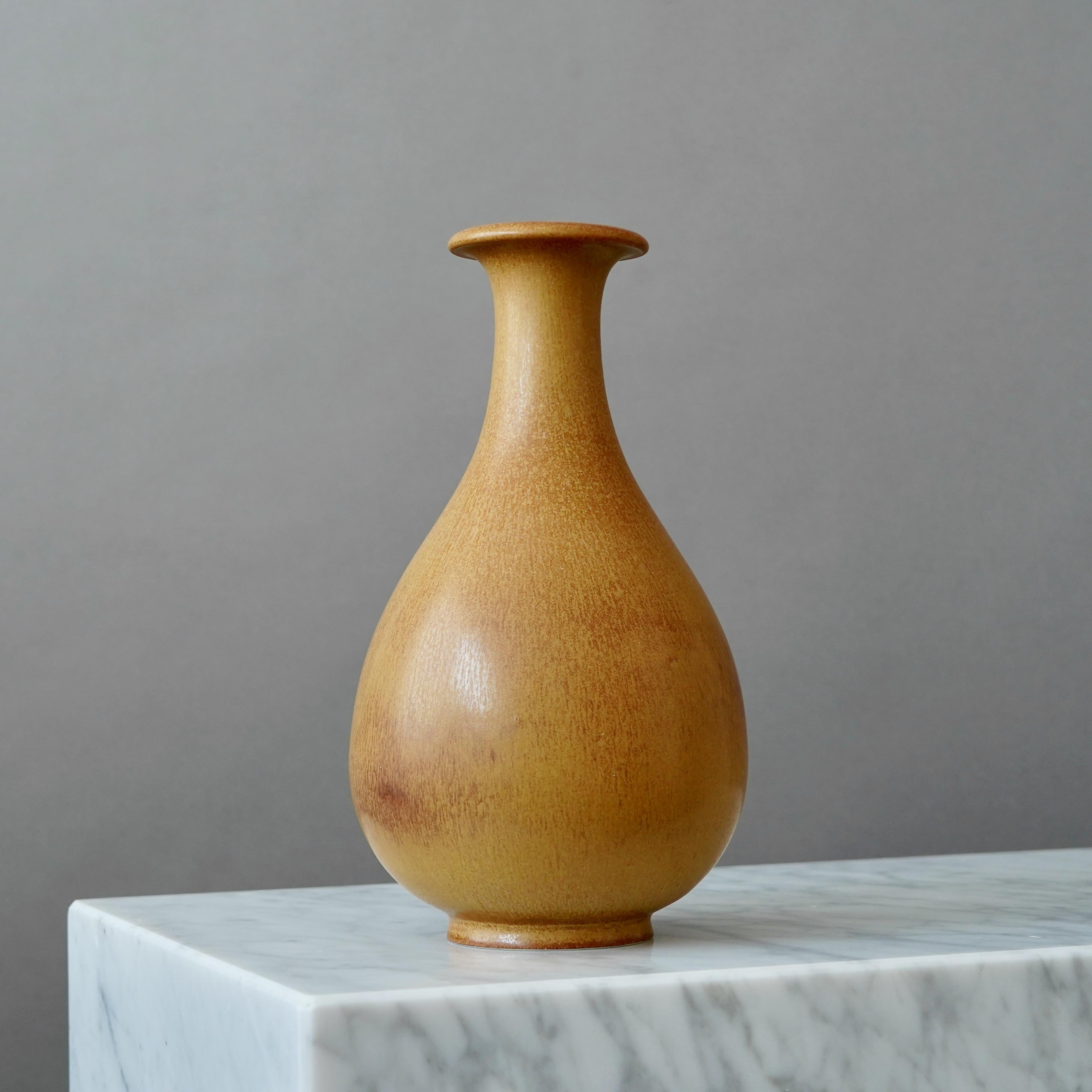 Un bellissimo vaso in gres con un'incredibile smaltatura.
Disegnata da Gunnar Nylund per Rorstrand, Svezia, anni '1940.

Ottime condizioni. Leggermente storto.
Firma incisa 