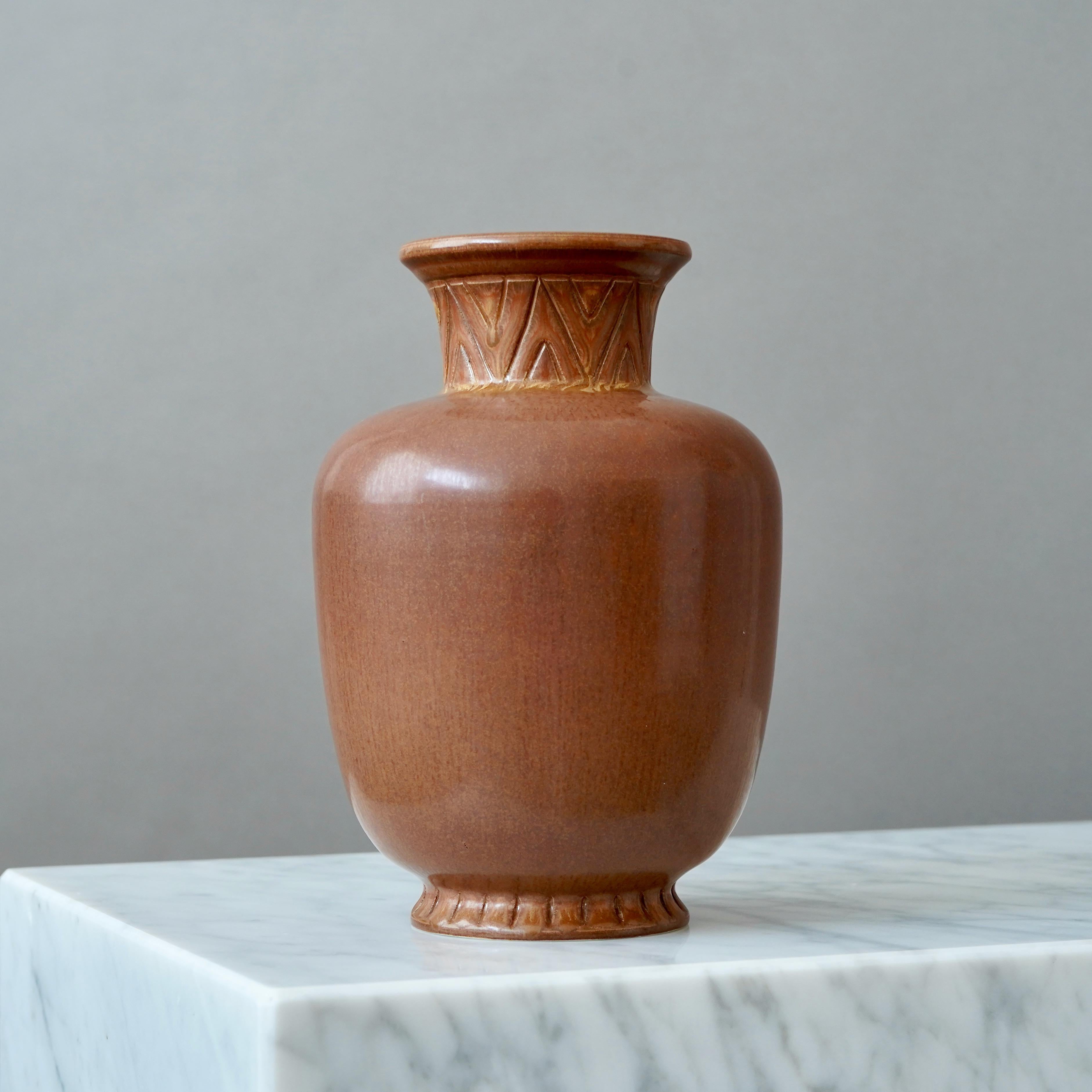Un bellissimo vaso in gres con un'incredibile smaltatura.
Disegnata da Gunnar Nylund per Rorstrand, Svezia, anni '1940.

Ottime condizioni. 
Firma incisa 