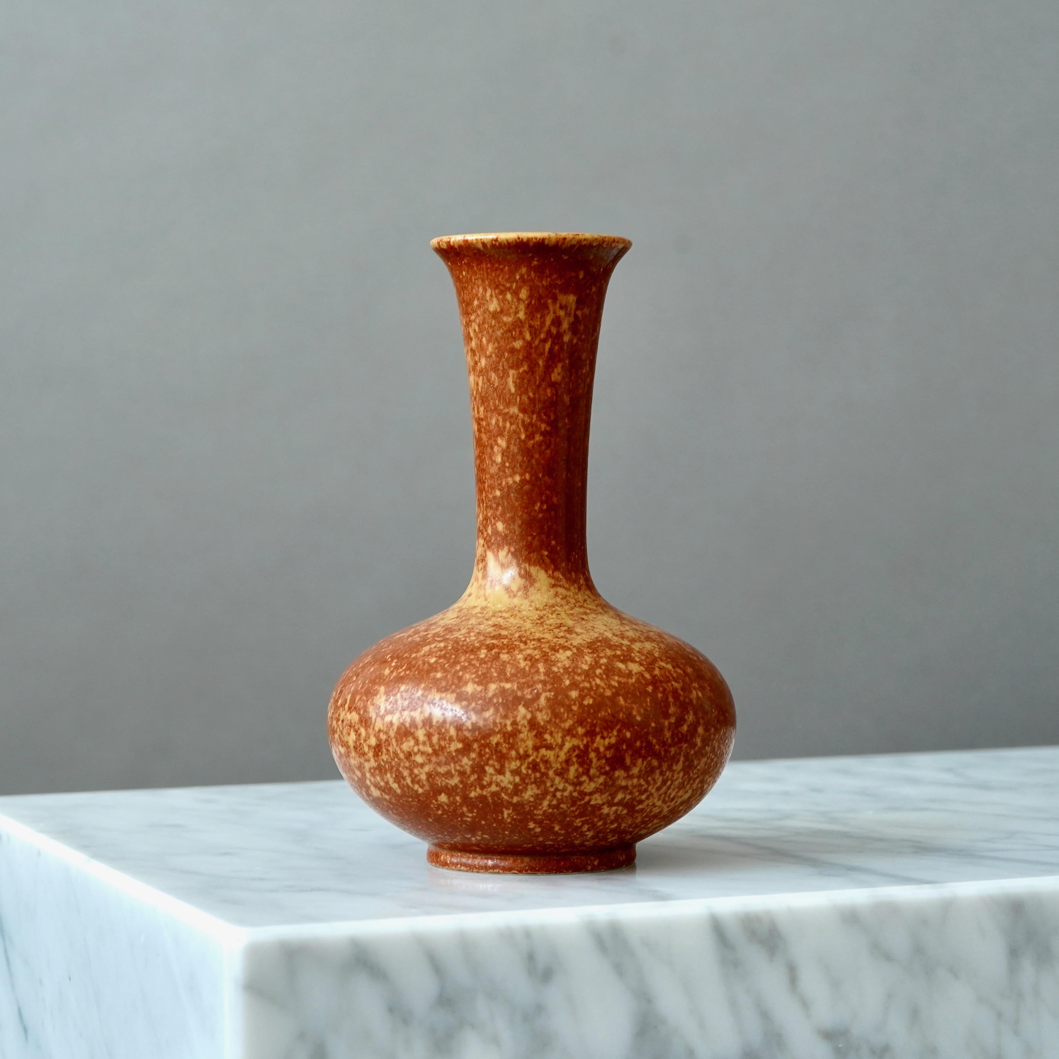Un bellissimo vaso in gres con un'incredibile smaltatura.
Disegnata da Gunnar Nylund per Rorstrand, Svezia, anni '1940.

Ottime condizioni. 
Marchio inciso del produttore, Rörstrands three Crowns. 

Gunnar Nylund (1904-1997) è nato a Parigi, in