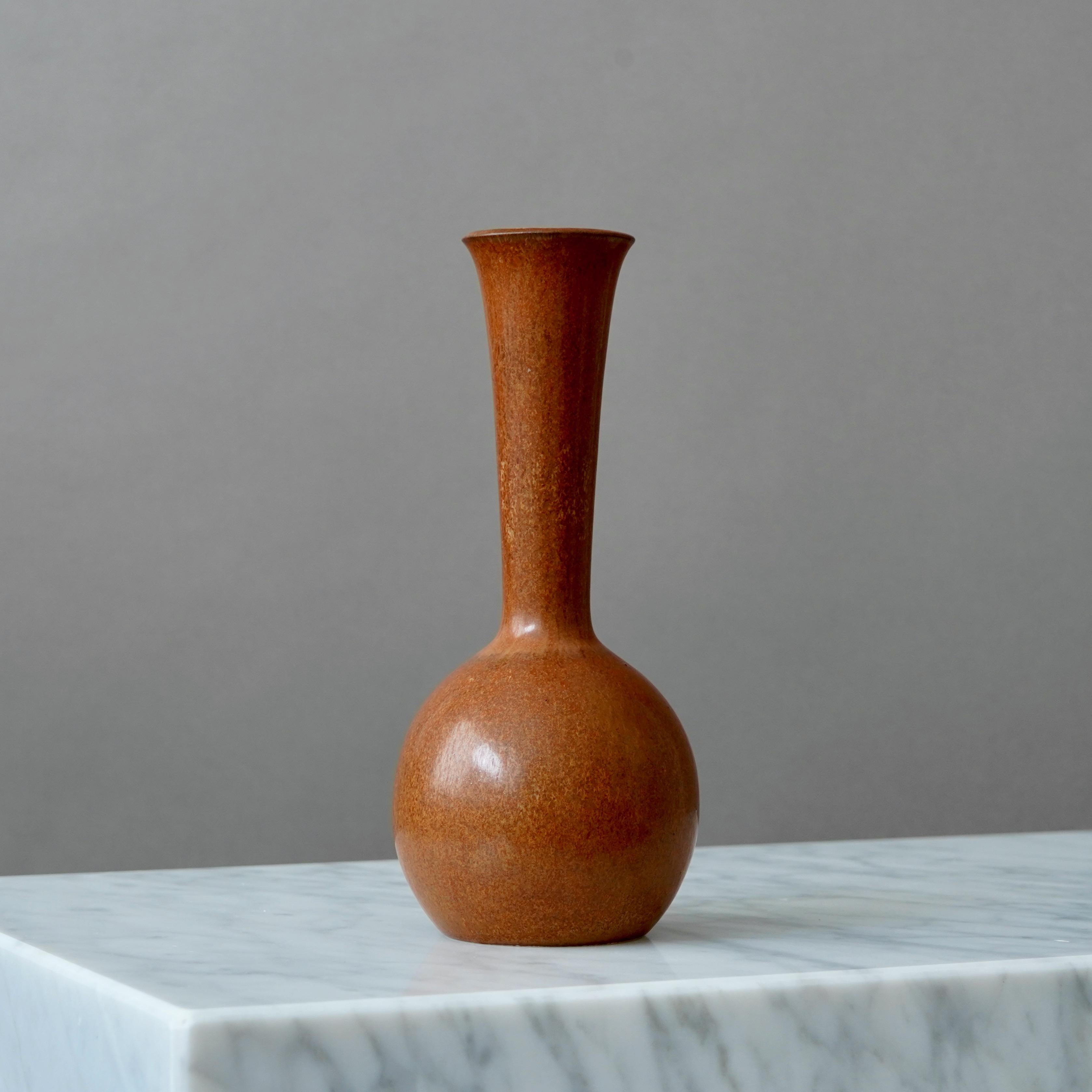 Un bellissimo vaso in gres con un'incredibile smaltatura.
Disegnata da Gunnar Nylund per Rorstrand, Svezia, anni '1940.

Ottime condizioni. 
Inciso con la firma 