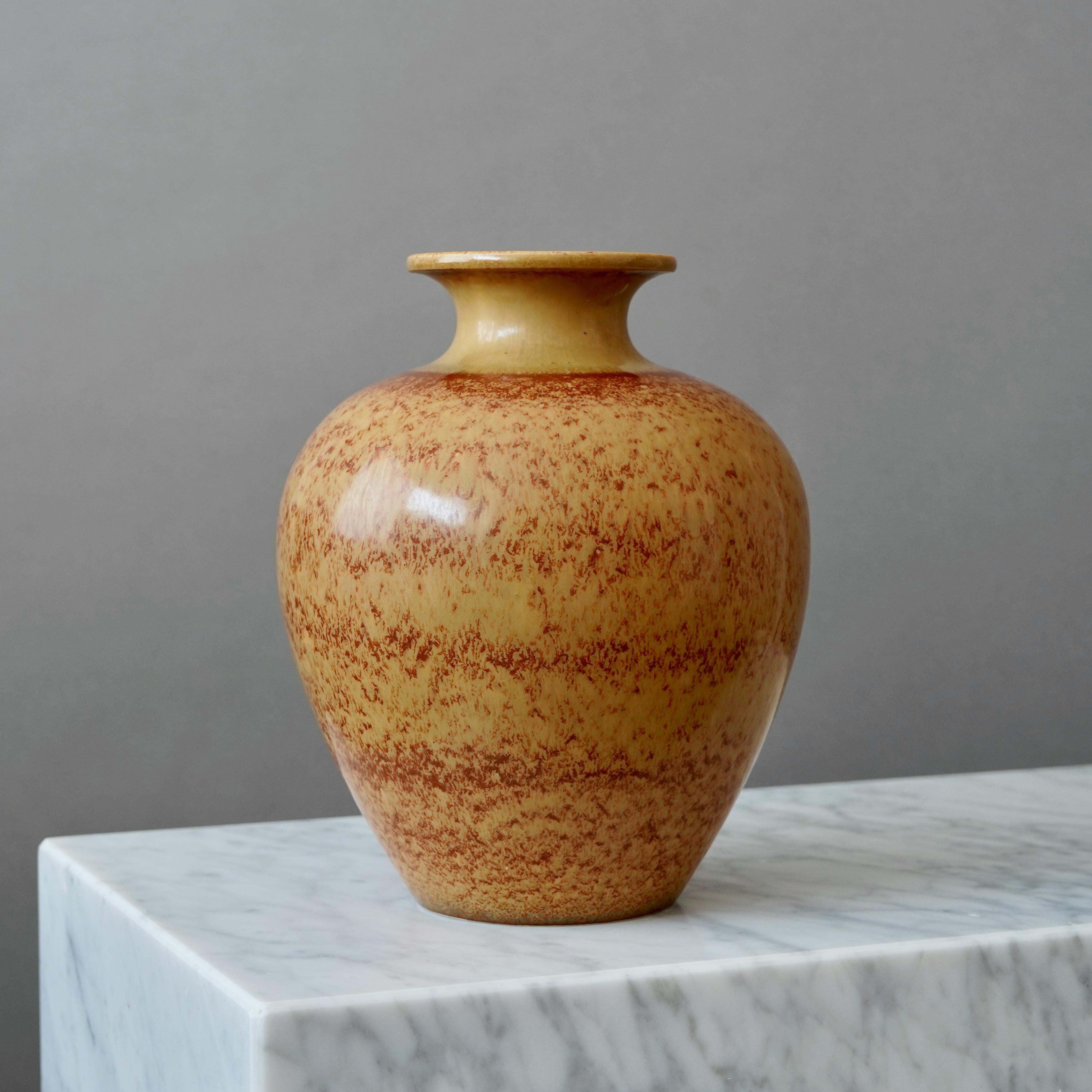 Scandinavo moderno Vaso in gres marrone di Gunnar Nylund per Rorstrand, Svezia, anni '1940 in vendita