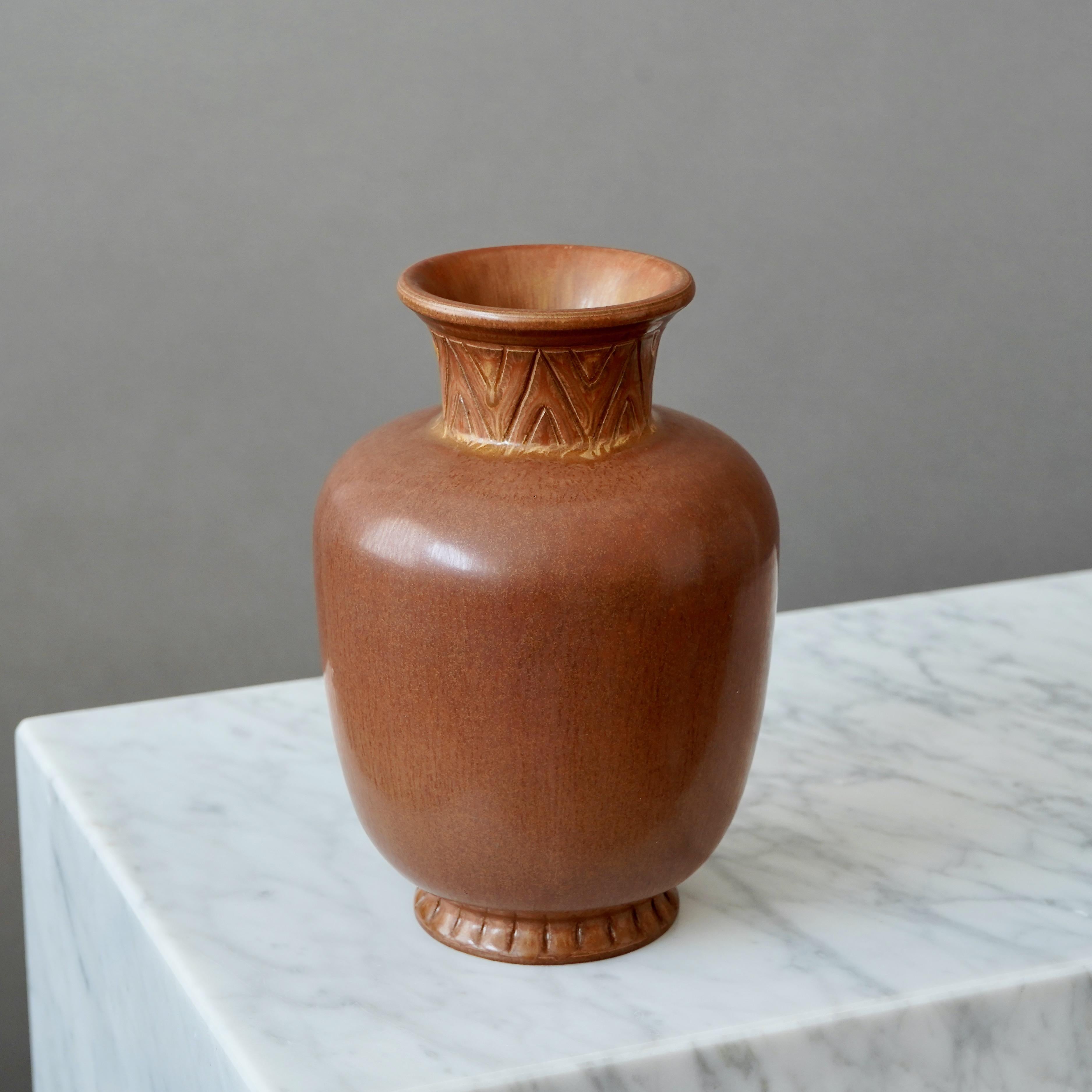 Scandinavo moderno Vaso in gres marrone di Gunnar Nylund per Rorstrand, Svezia, anni '1940 in vendita