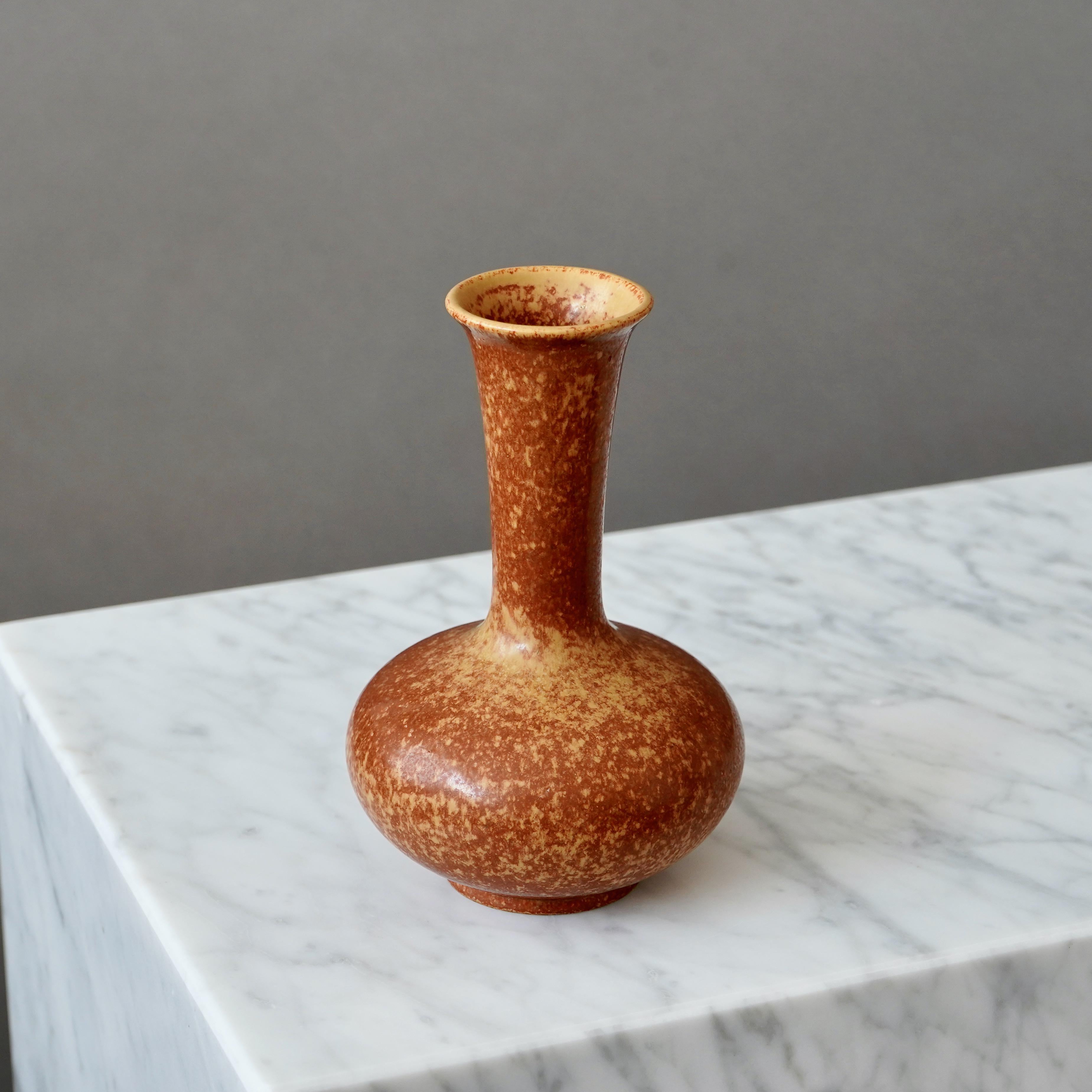 Scandinavo moderno Vaso in gres marrone di Gunnar Nylund per Rorstrand, Svezia, anni '1940 in vendita