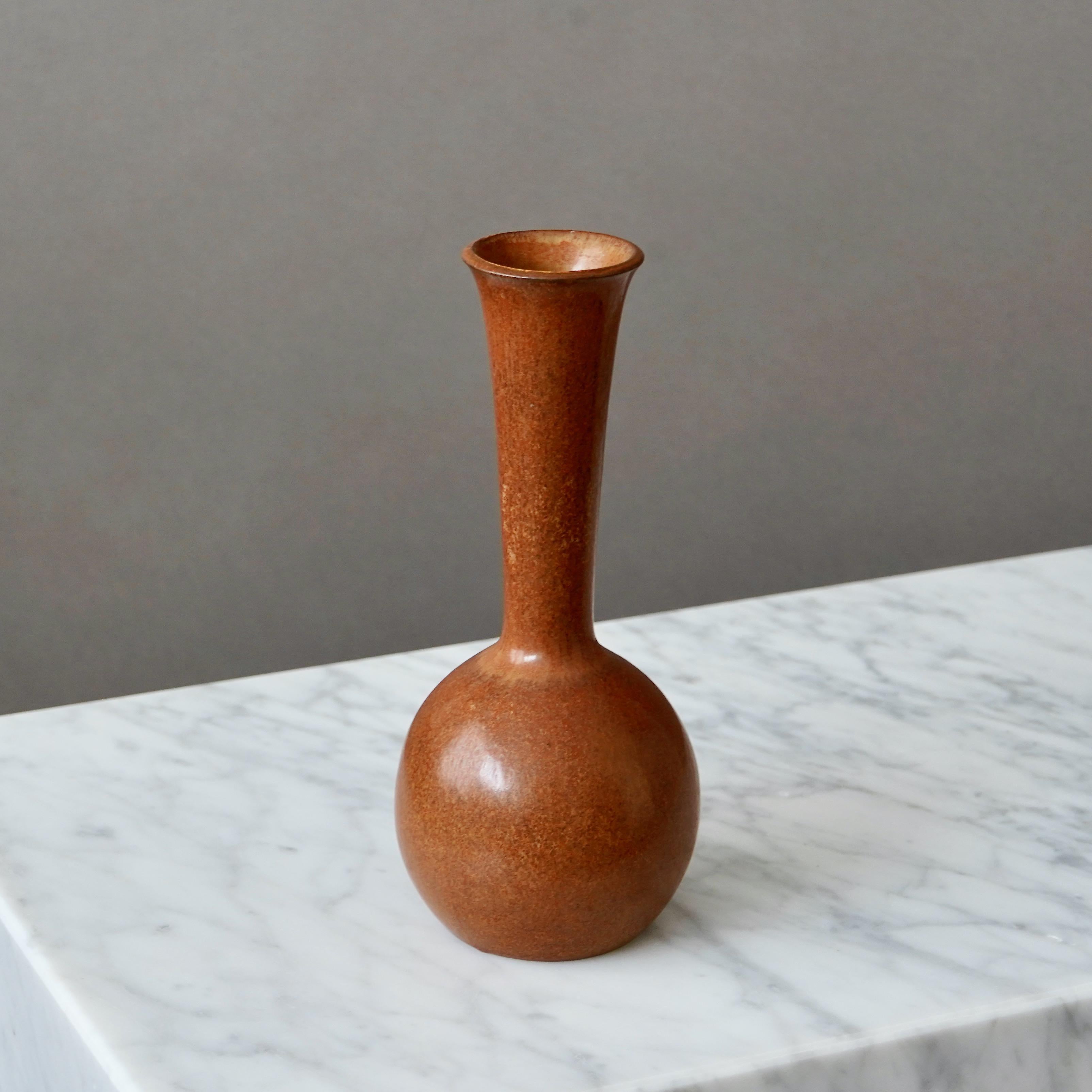 Scandinavo moderno Vaso in gres marrone di Gunnar Nylund per Rorstrand, Svezia, anni '1940 in vendita