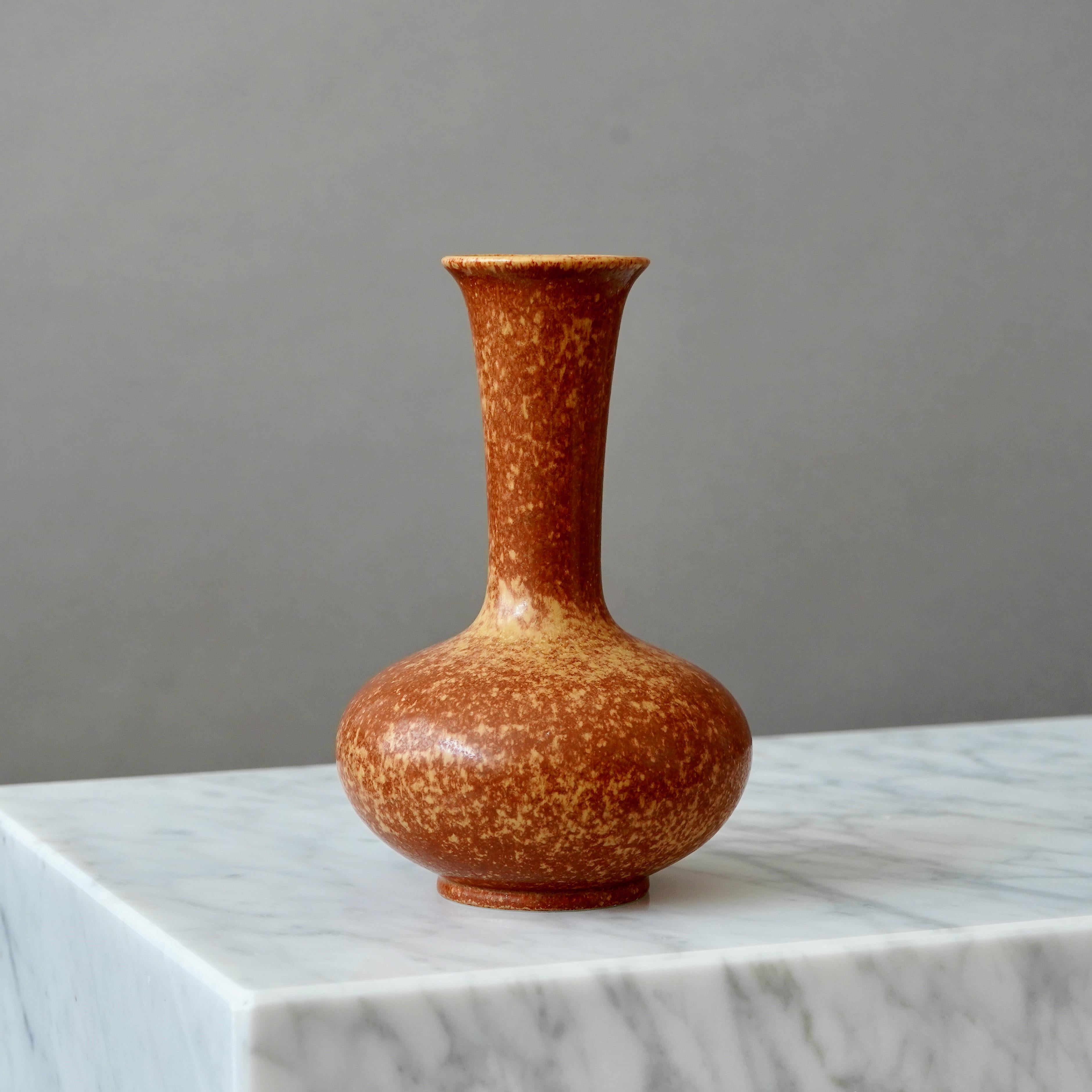 Svedese Vaso in gres marrone di Gunnar Nylund per Rorstrand, Svezia, anni '1940 in vendita