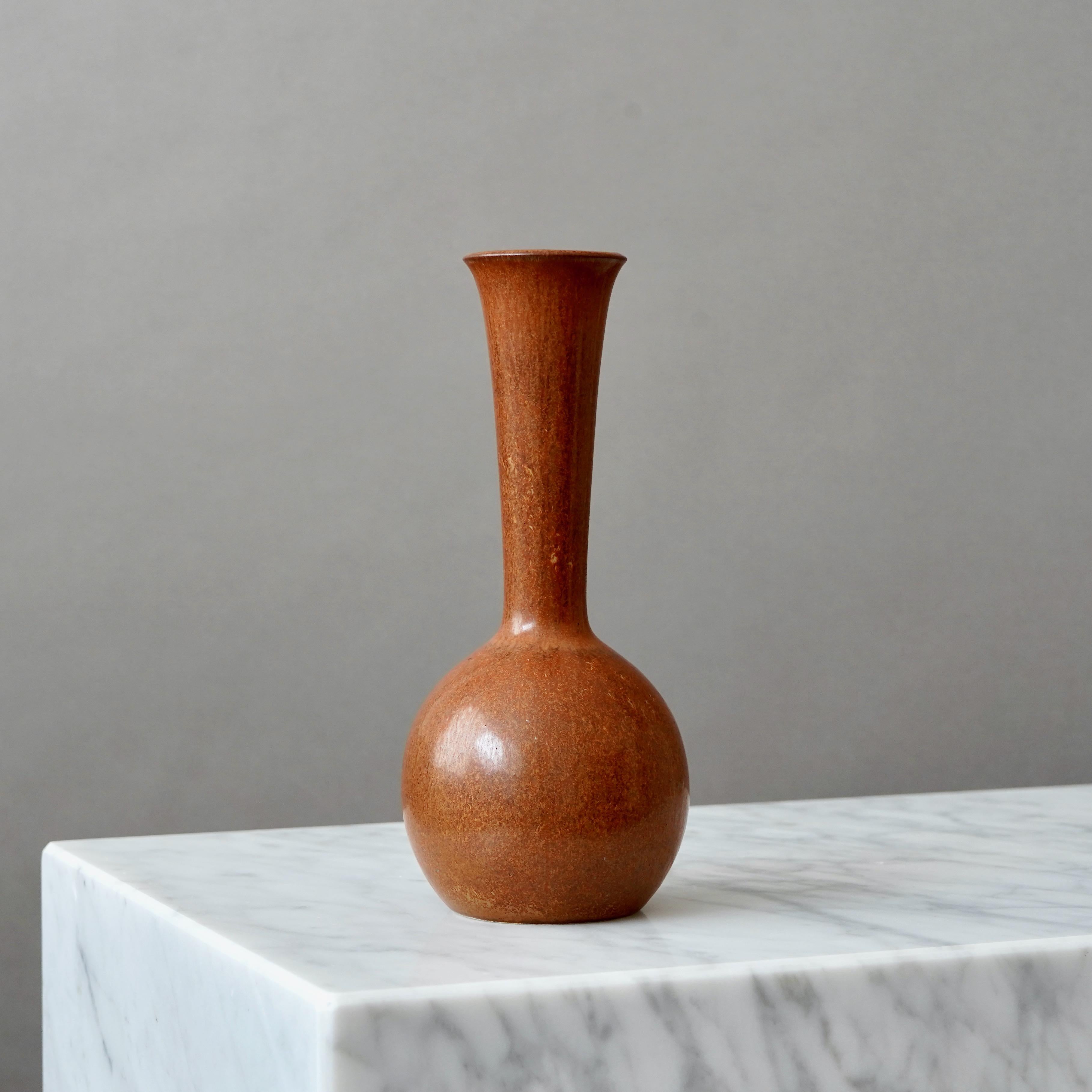 Svedese Vaso in gres marrone di Gunnar Nylund per Rorstrand, Svezia, anni '1940 in vendita