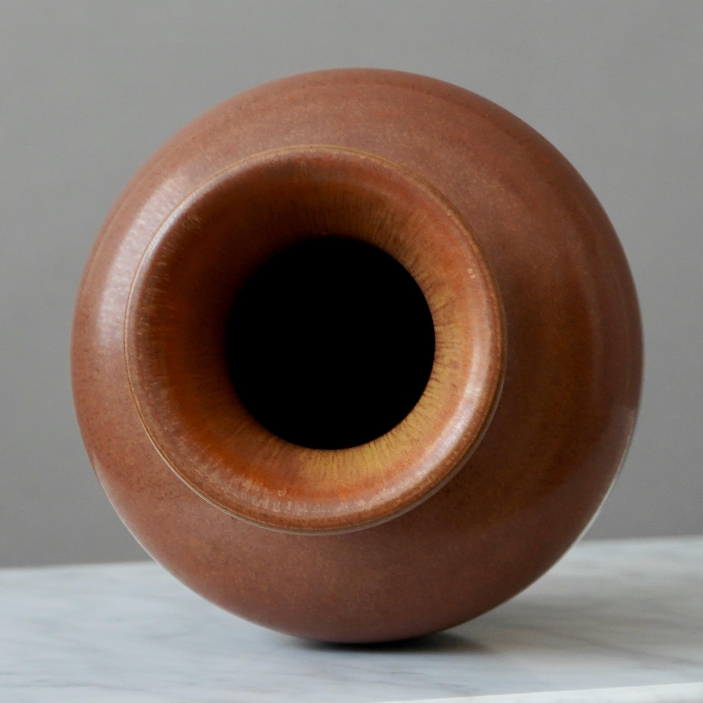 Smaltato Vaso in gres marrone di Gunnar Nylund per Rorstrand, Svezia, anni '1940 in vendita