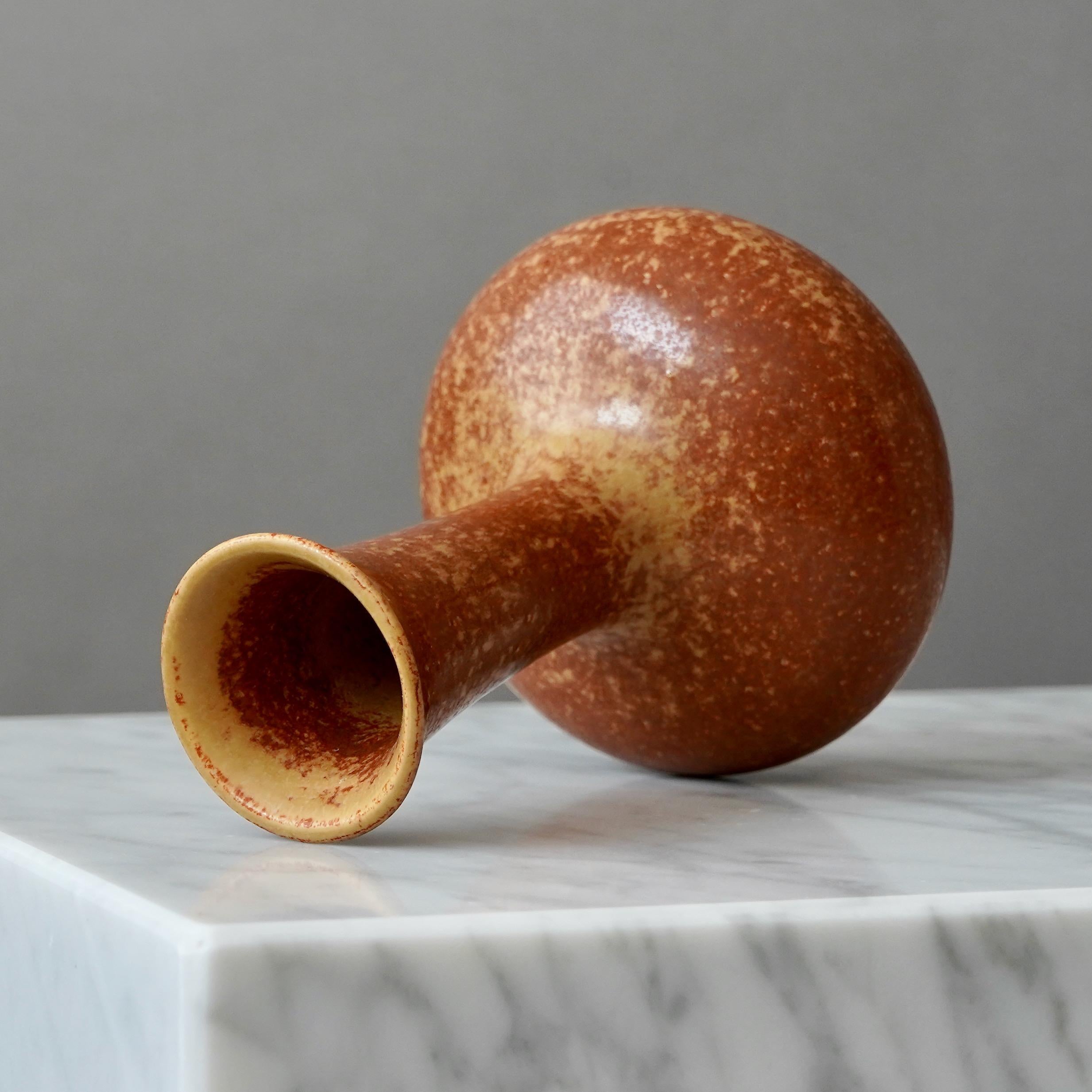 Smaltato Vaso in gres marrone di Gunnar Nylund per Rorstrand, Svezia, anni '1940 in vendita