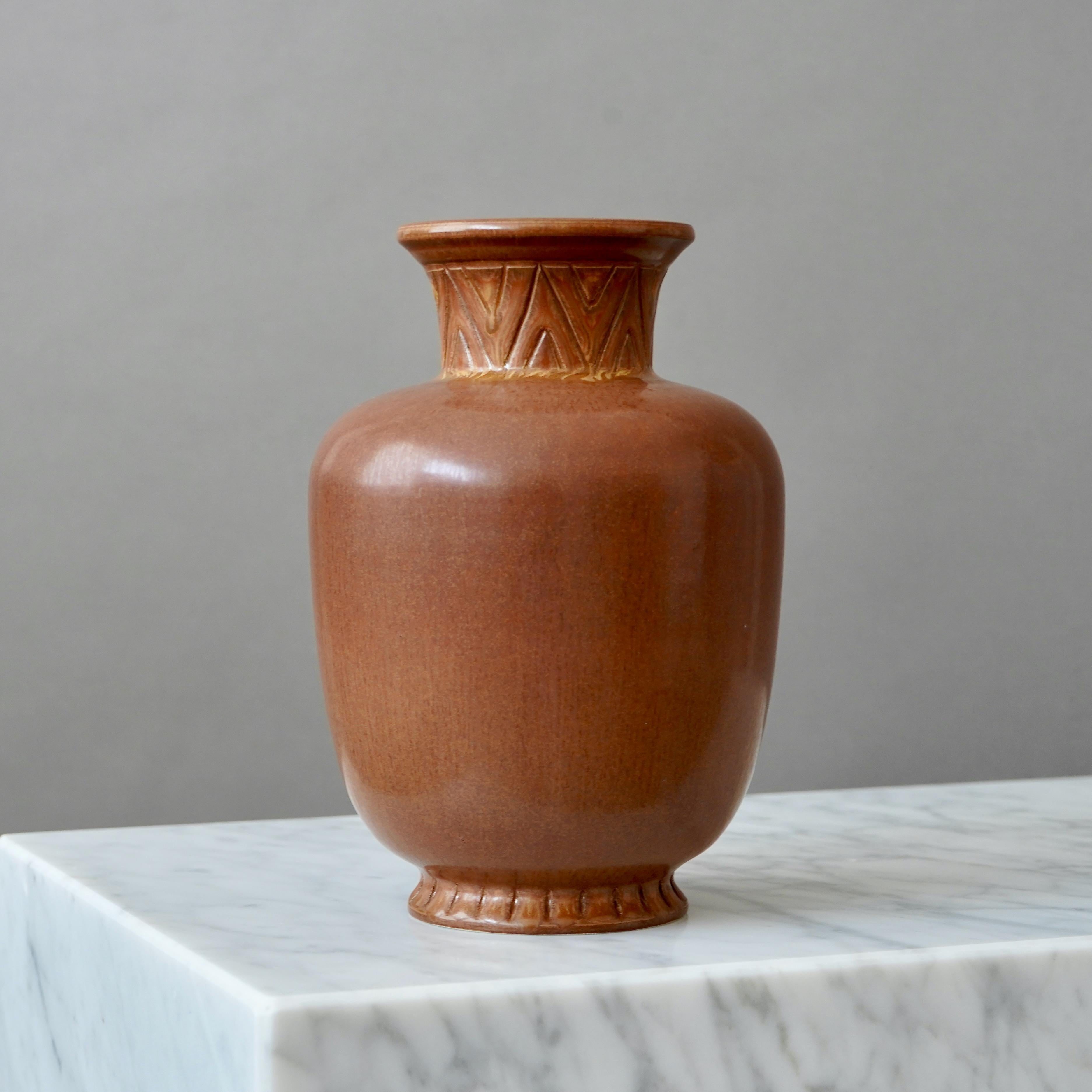 Vaso in gres marrone di Gunnar Nylund per Rorstrand, Svezia, anni '1940 In condizioni buone in vendita a Malmö, SE