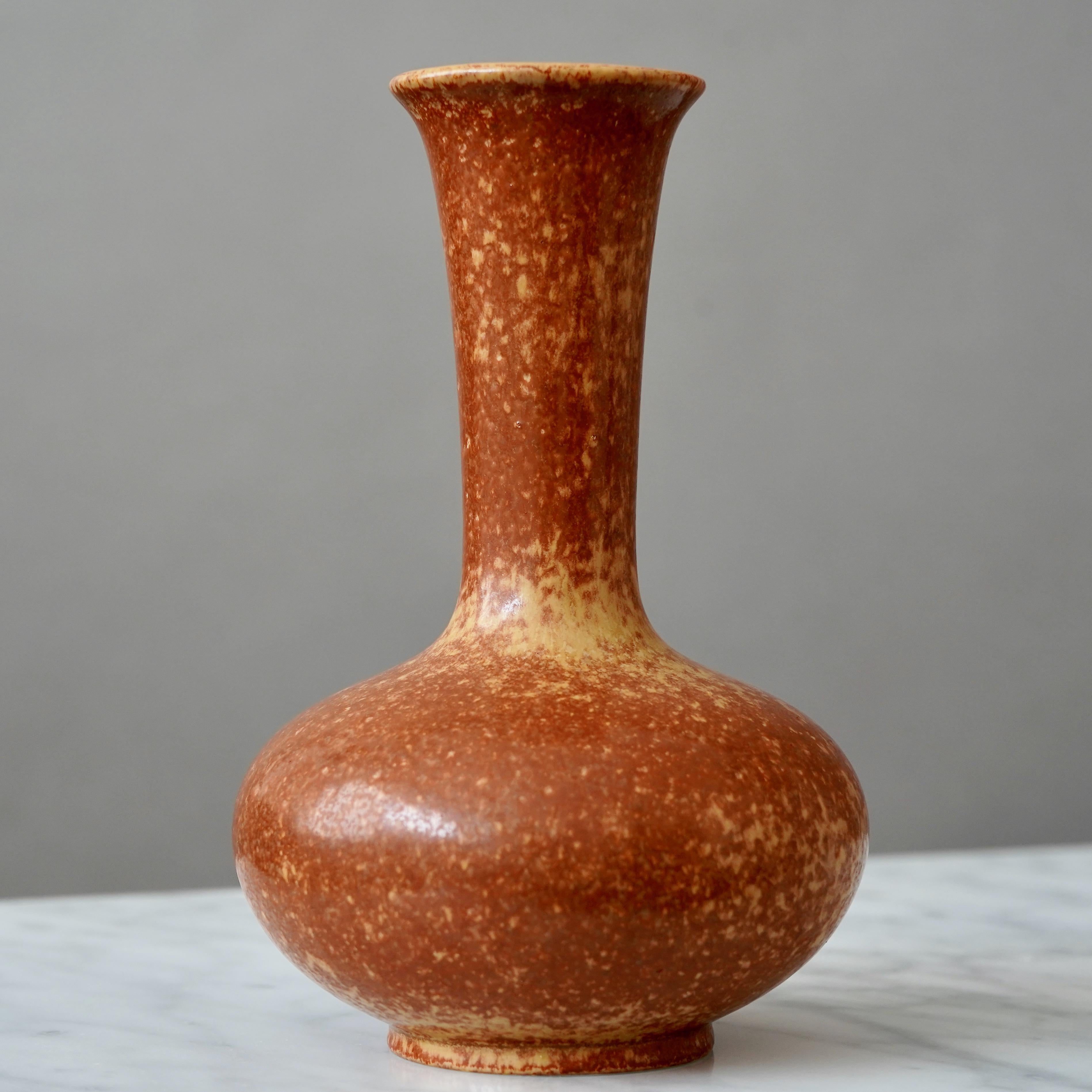 Vaso in gres marrone di Gunnar Nylund per Rorstrand, Svezia, anni '1940 In condizioni buone in vendita a Malmö, SE