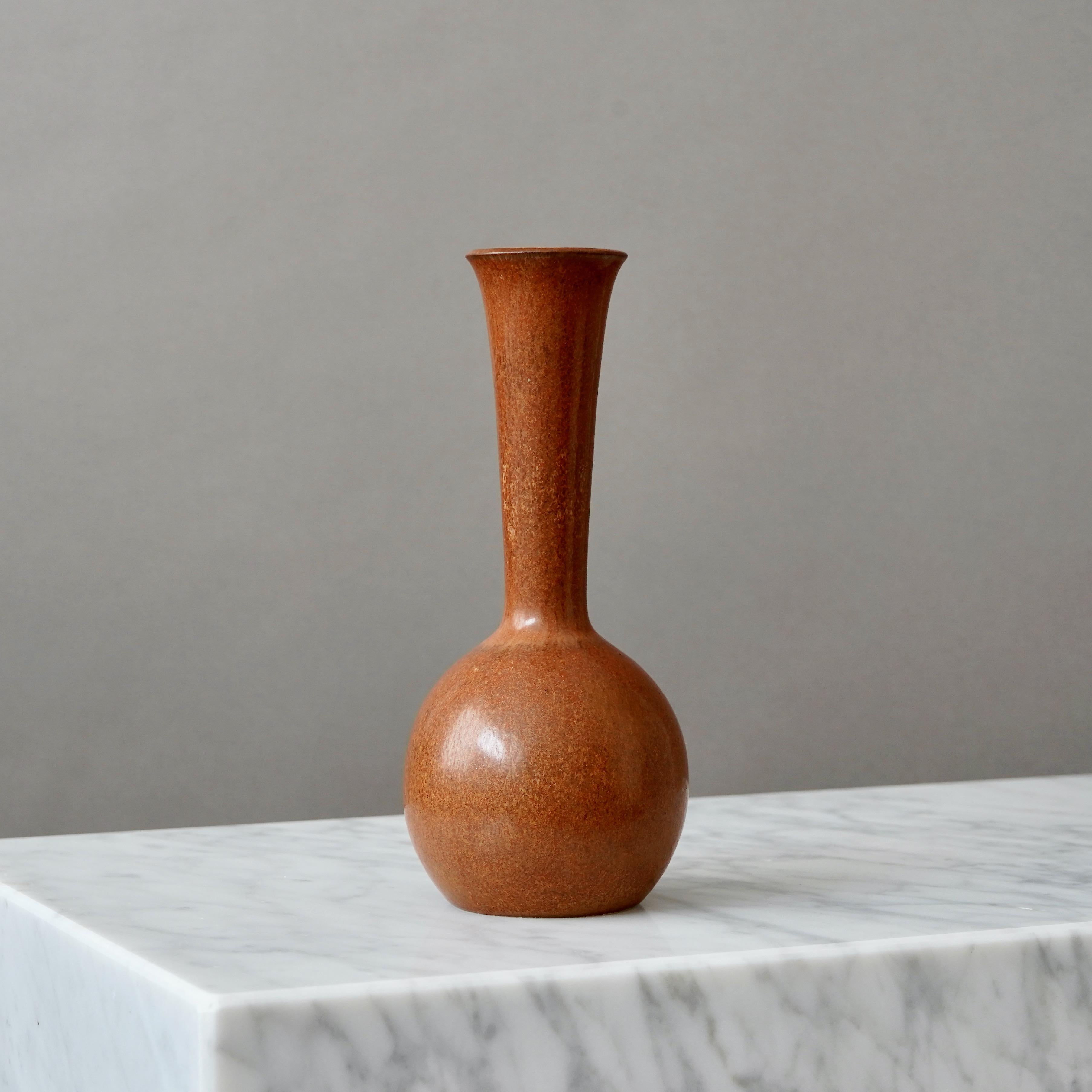 Vaso in gres marrone di Gunnar Nylund per Rorstrand, Svezia, anni '1940 In condizioni buone in vendita a Malmö, SE