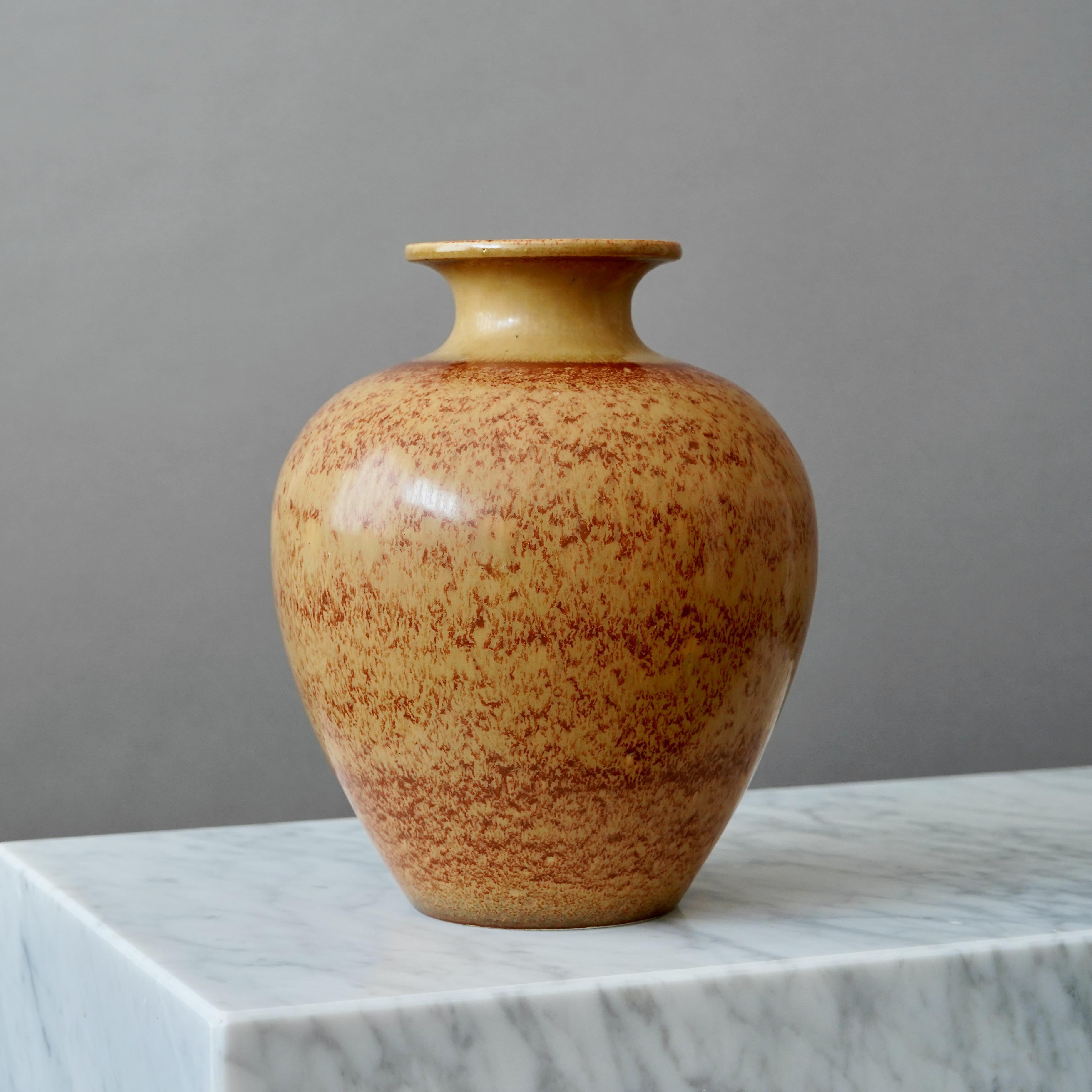 XX secolo Vaso in gres marrone di Gunnar Nylund per Rorstrand, Svezia, anni '1940 in vendita