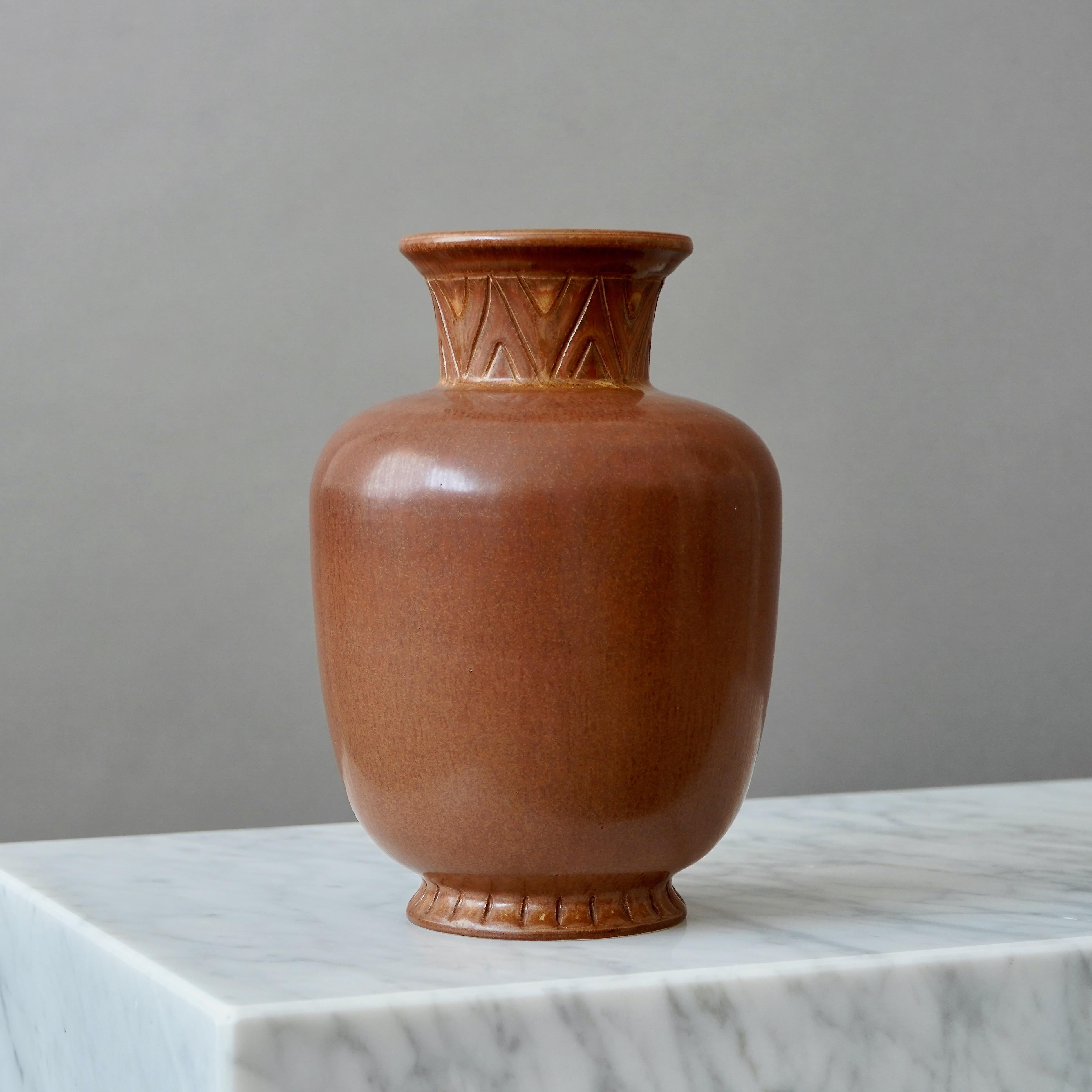 Ceramica Vaso in gres marrone di Gunnar Nylund per Rorstrand, Svezia, anni '1940 in vendita