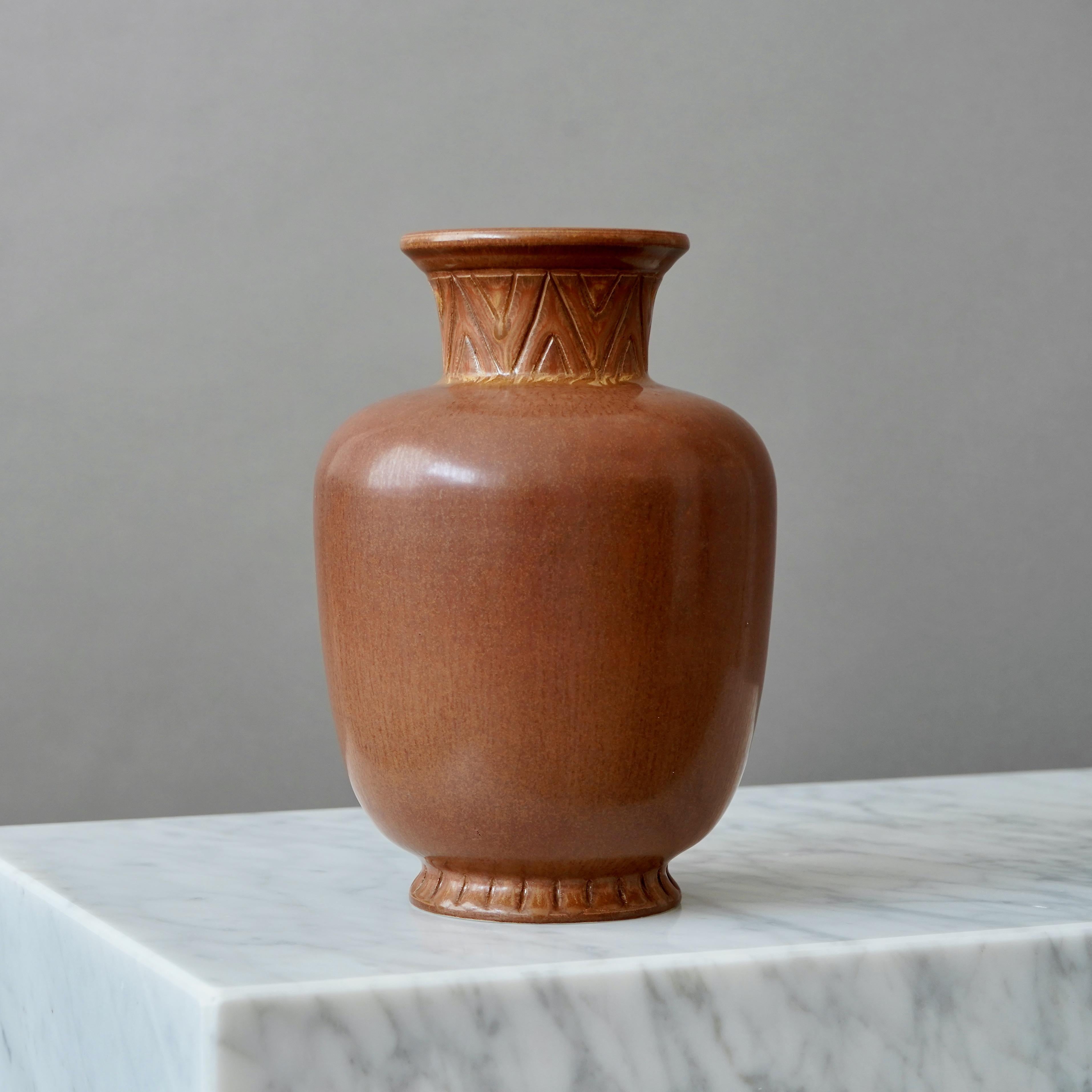 Vaso in gres marrone di Gunnar Nylund per Rorstrand, Svezia, anni '1940 in vendita 1