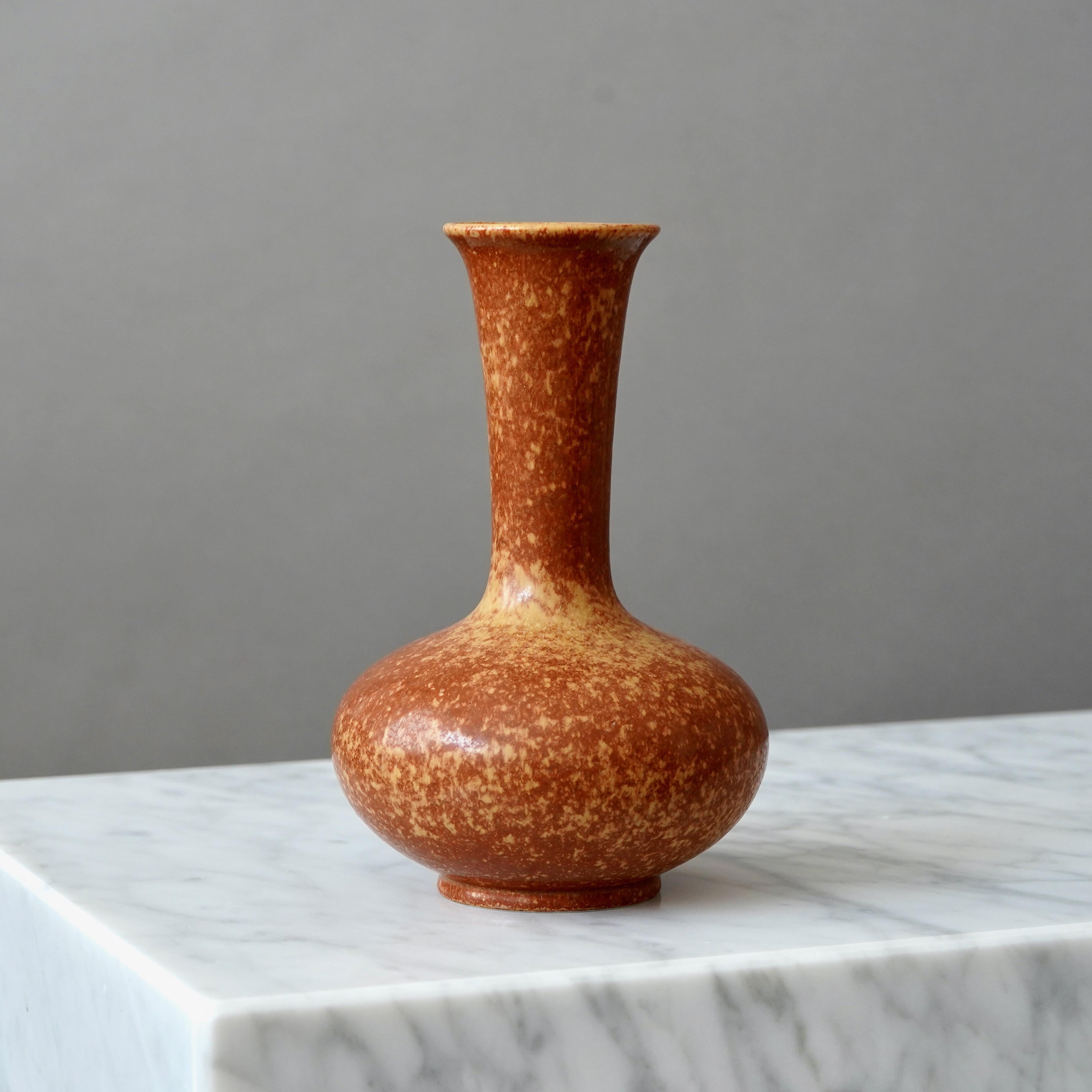 Vaso in gres marrone di Gunnar Nylund per Rorstrand, Svezia, anni '1940 in vendita 1