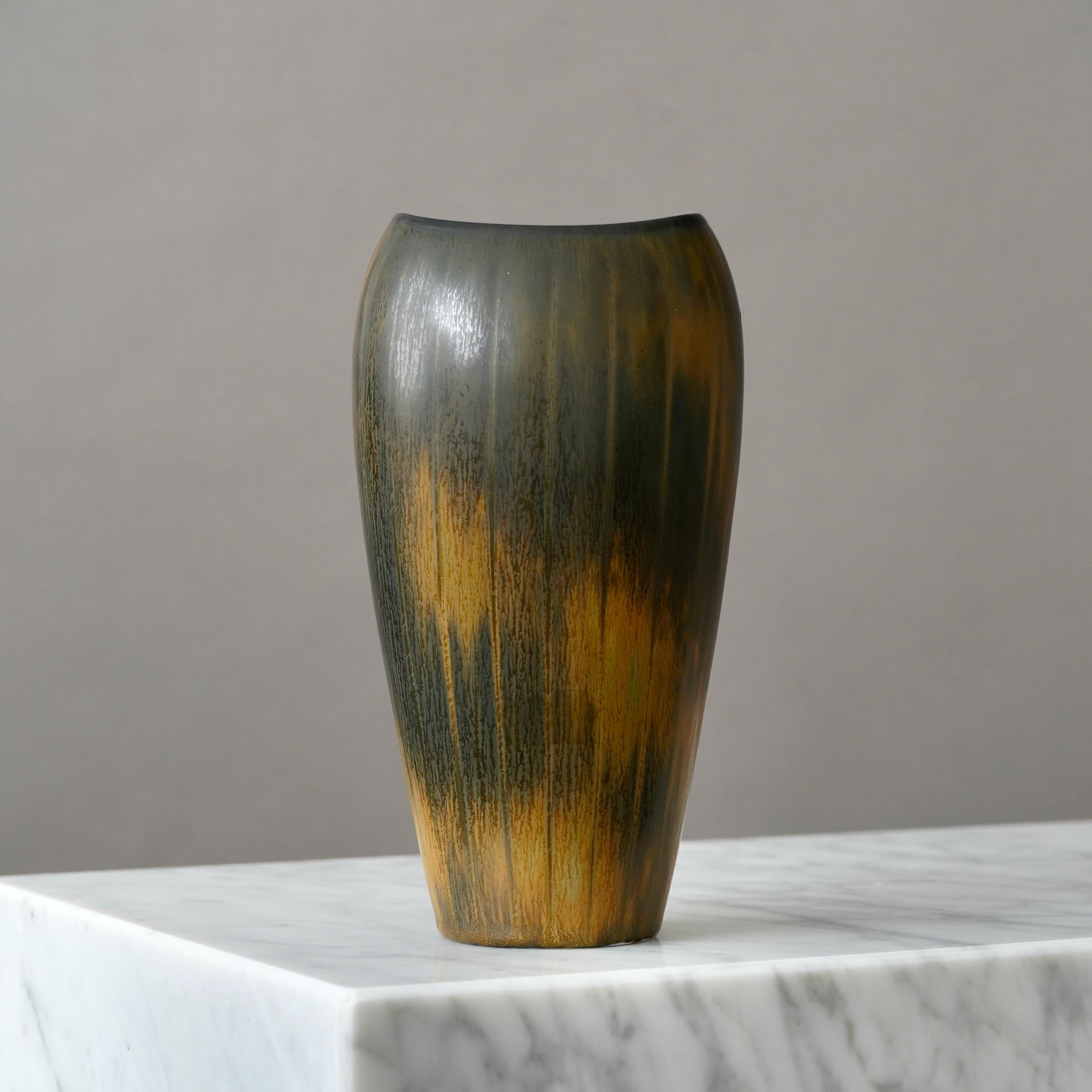 Un bellissimo vaso in gres con un'incredibile smaltatura.
Disegnata da Gunnar Nylund per Rorstrand, Svezia, anni '1950.  

Ottime condizioni.
Firma incisa 