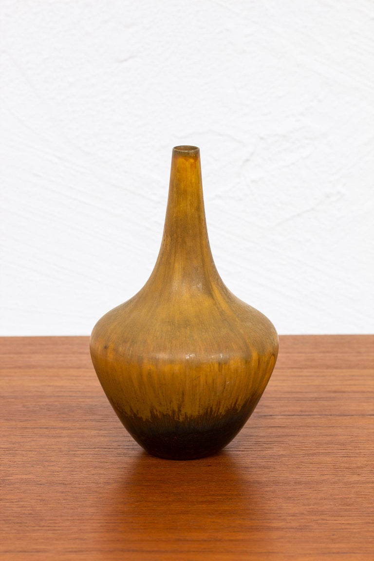 Stoneware vase designed by Gunnar Nylund. Hand made at Rörstrand in the 1940s. Glaze with burnt brown tones. Very good vintage condition with light wear and patina.

Dimensions: Ø. 14 H. 21 cm.
 


