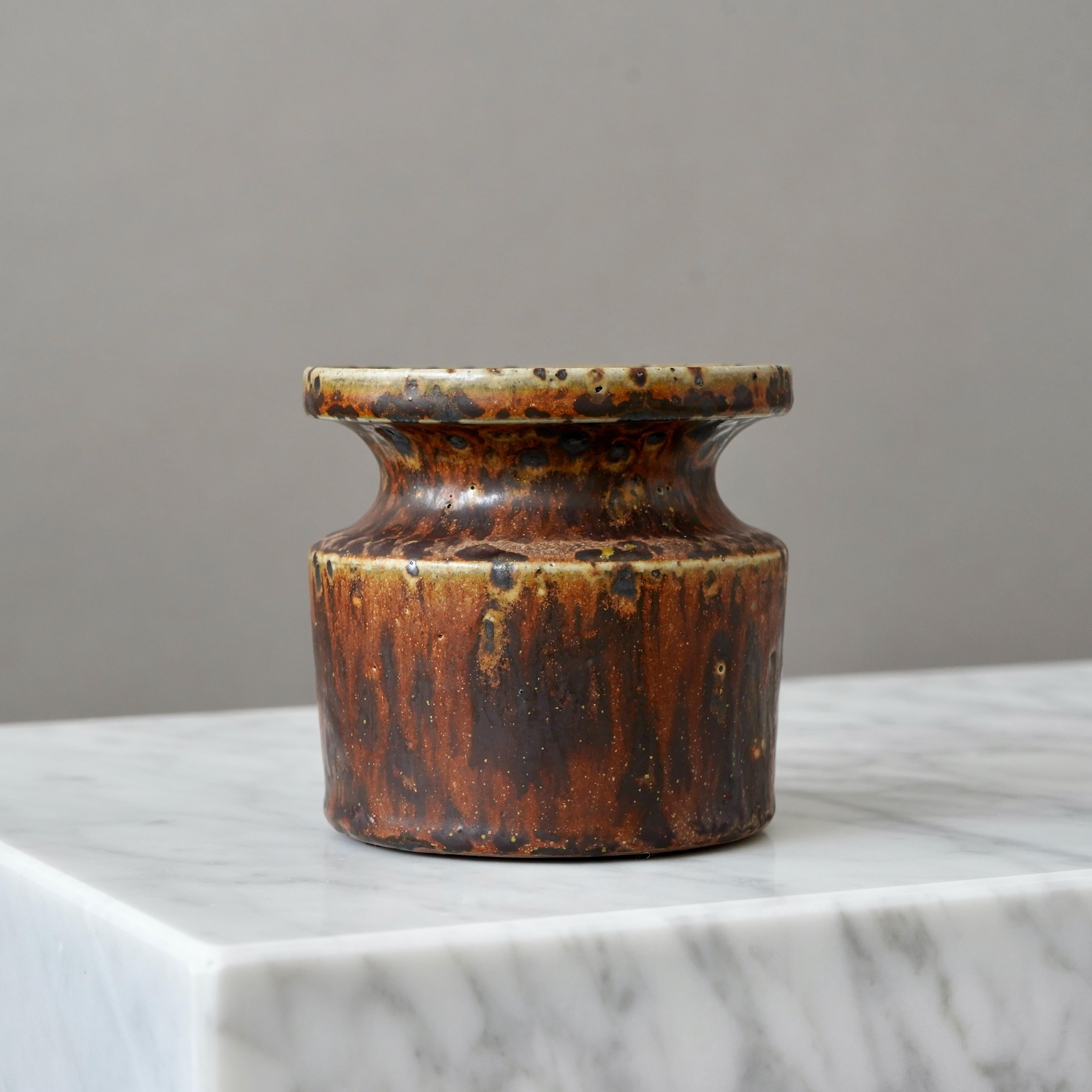 Un bellissimo vaso in gres con un'incredibile smaltatura. 
Realizzato da Claes Thell, nello studio dell'artista, Höganäs, Svezia, 1969.

Condizioni eccellenti. Firmato Thell '69.

Claes Thell è un ceramista svedese noto per i suoi pezzi intricati e