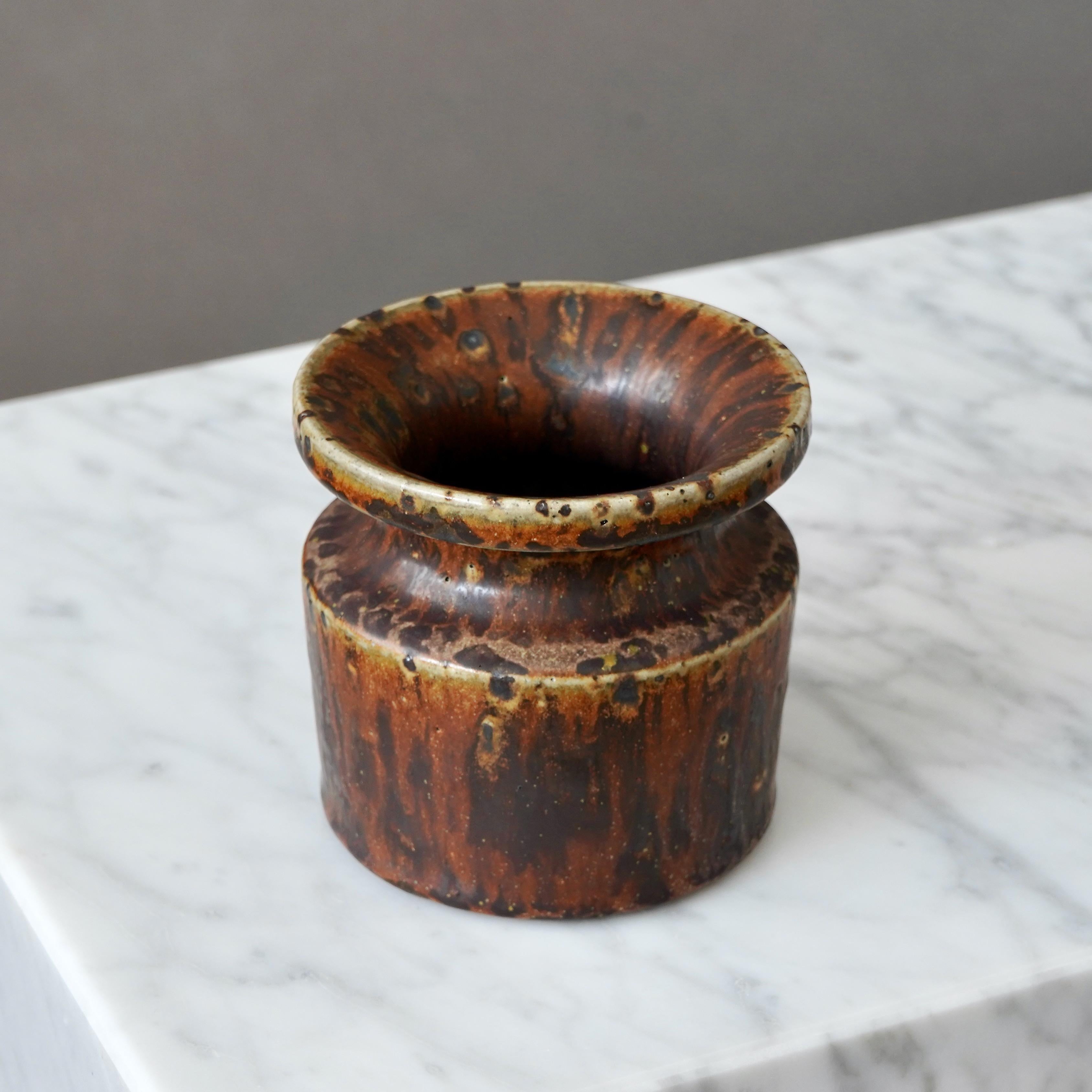 Scandinavo moderno Vaso in gres marrone del ceramista svedese Claes Thell, 1969 in vendita