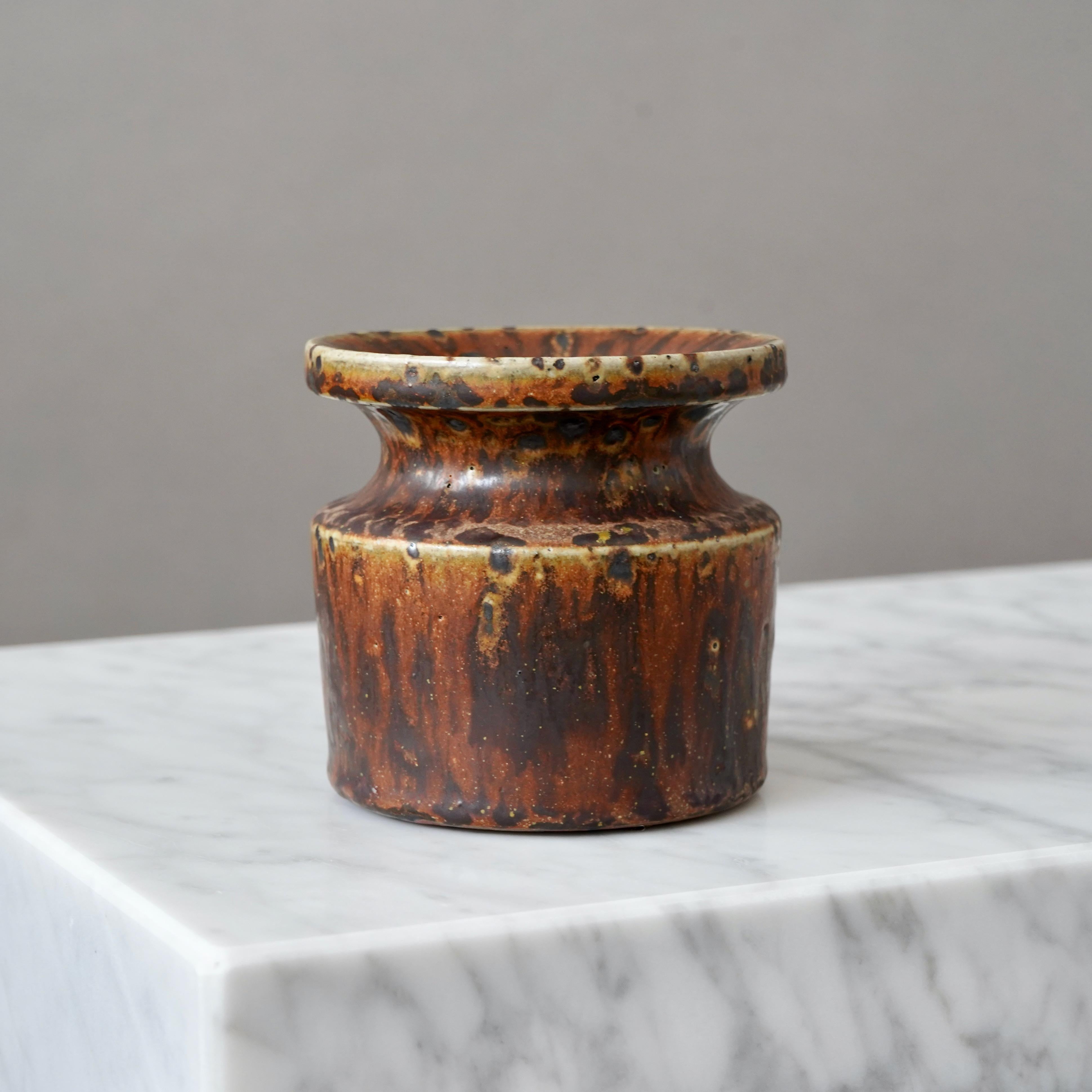 Svedese Vaso in gres marrone del ceramista svedese Claes Thell, 1969 in vendita