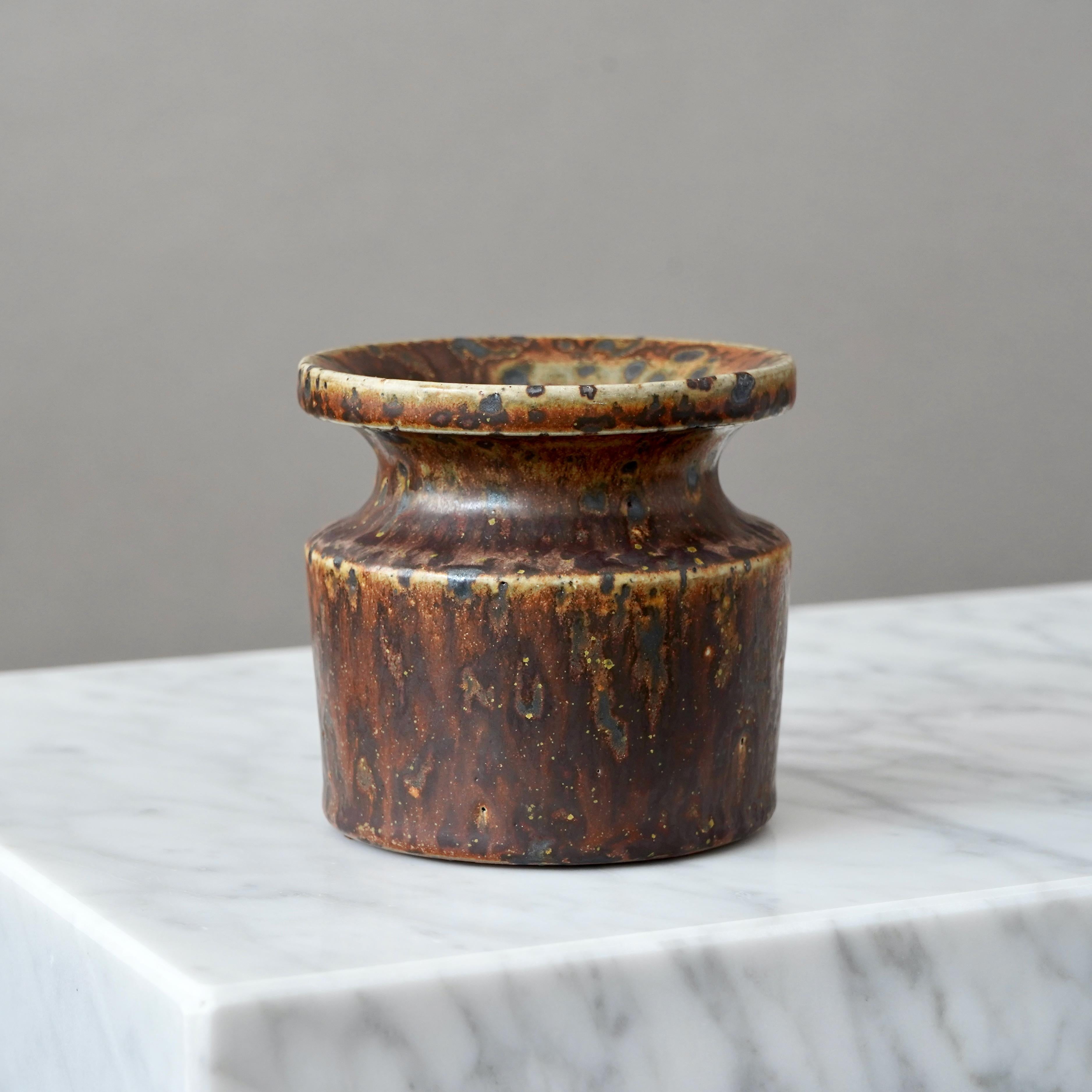 Smaltato Vaso in gres marrone del ceramista svedese Claes Thell, 1969 in vendita