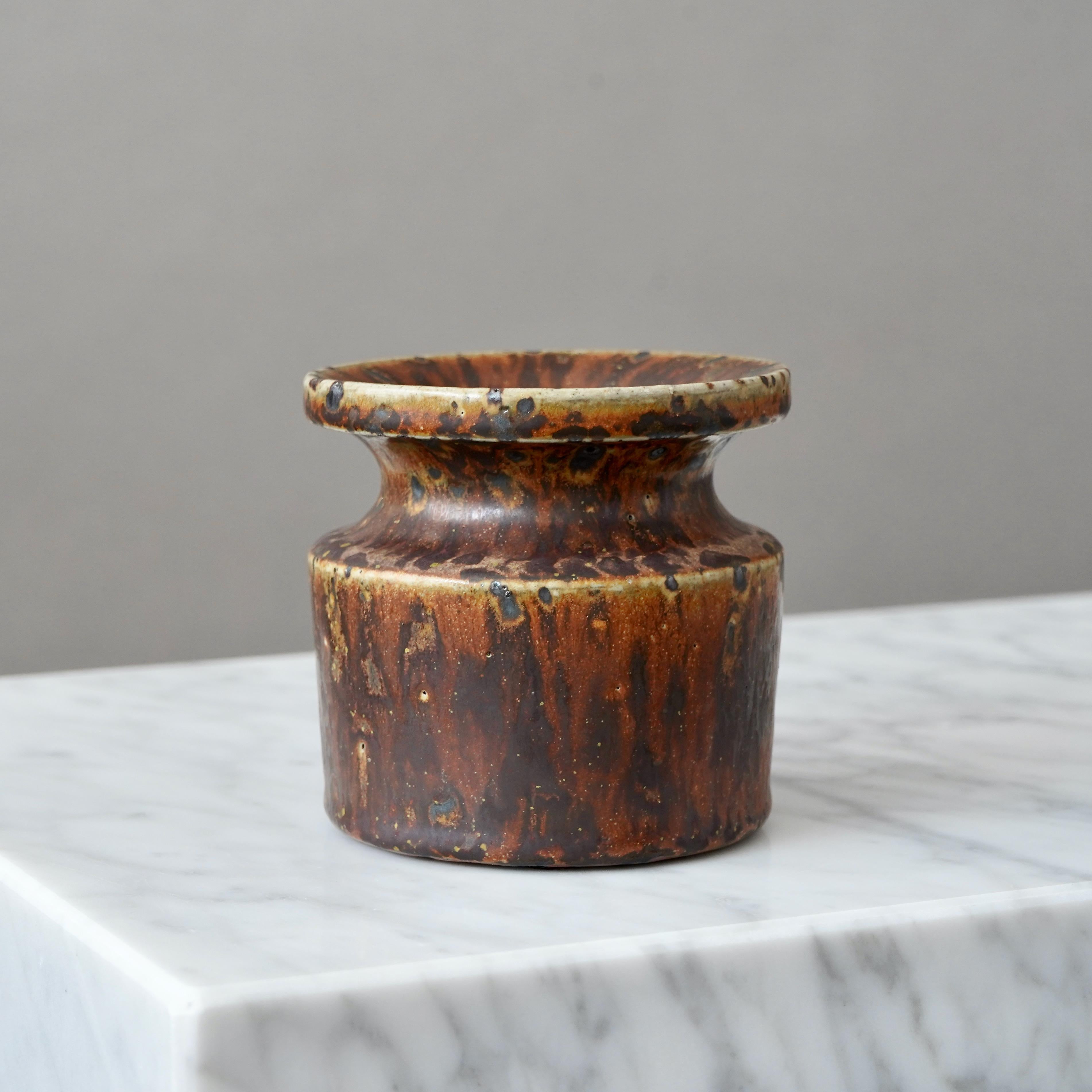 Vaso in gres marrone del ceramista svedese Claes Thell, 1969 In condizioni buone in vendita a Malmö, SE