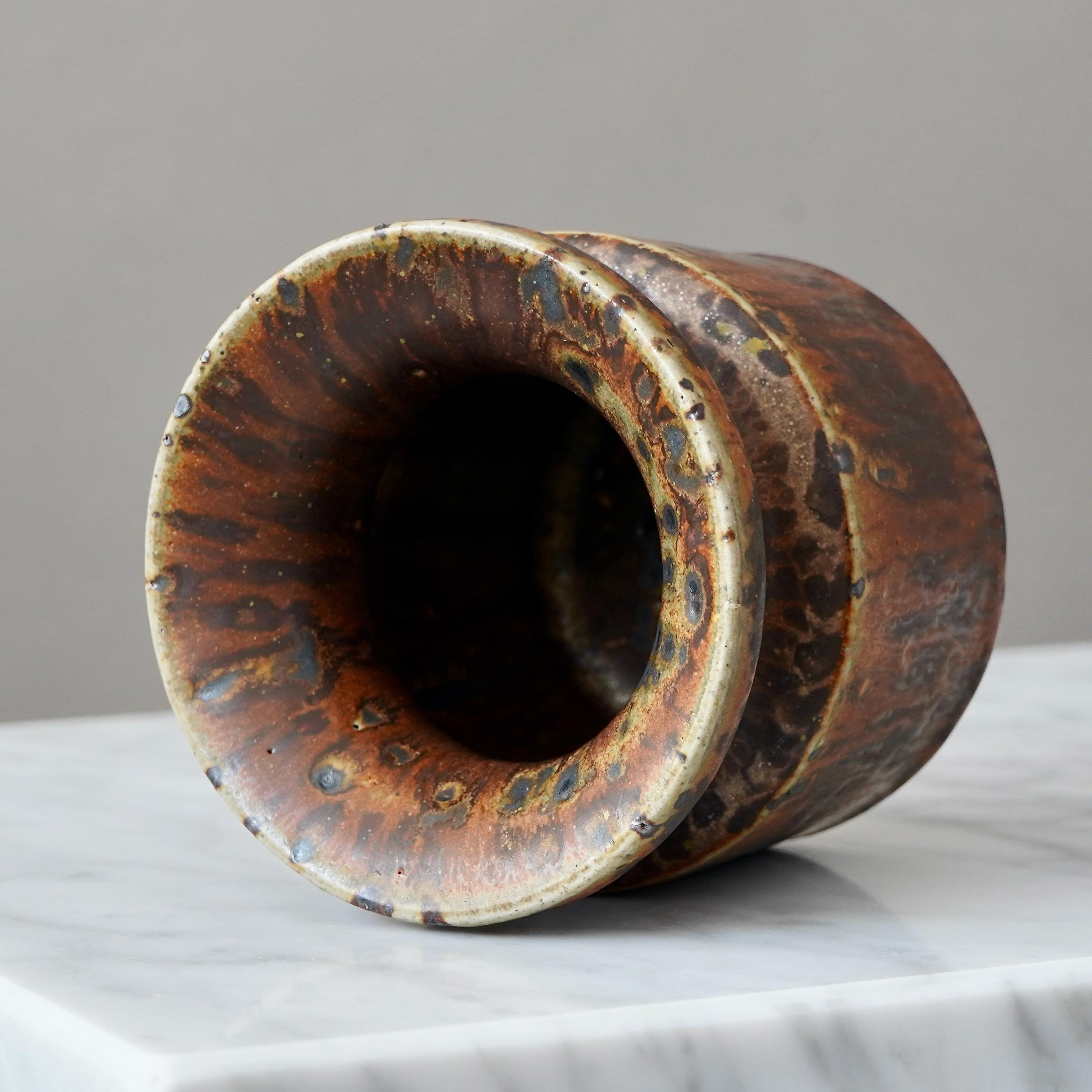 XX secolo Vaso in gres marrone del ceramista svedese Claes Thell, 1969 in vendita