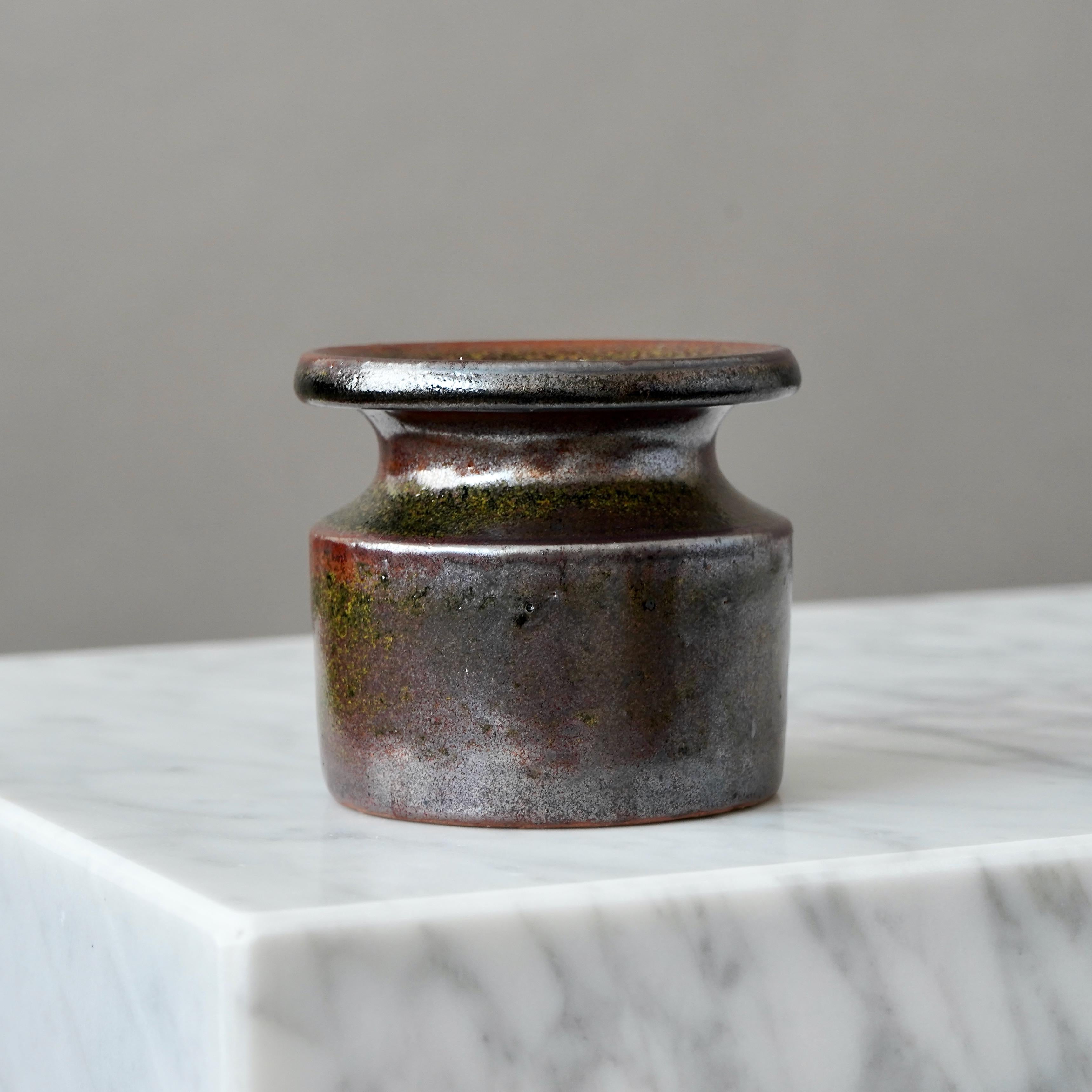 Un bellissimo vaso in gres con un'incredibile smaltatura. 
Realizzato da Claes Thell, nello studio dell'artista, Höganäs, Svezia, 1970.

Condizioni eccellenti. Firmato Thell '70.

Claes Thell è un ceramista svedese noto per i suoi pezzi intricati e