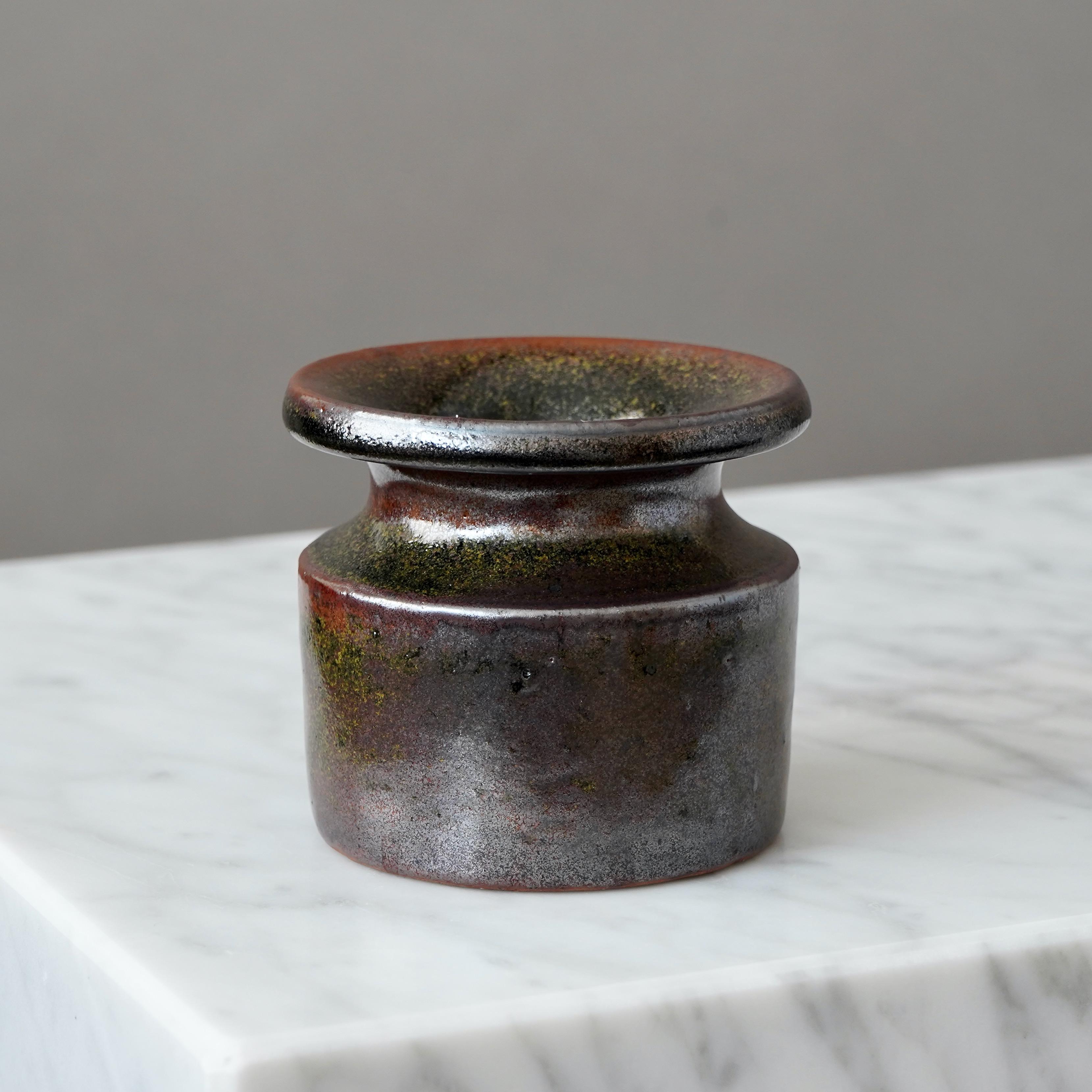 Svedese Vaso in gres marrone del ceramista svedese Claes Thell, 1970 in vendita
