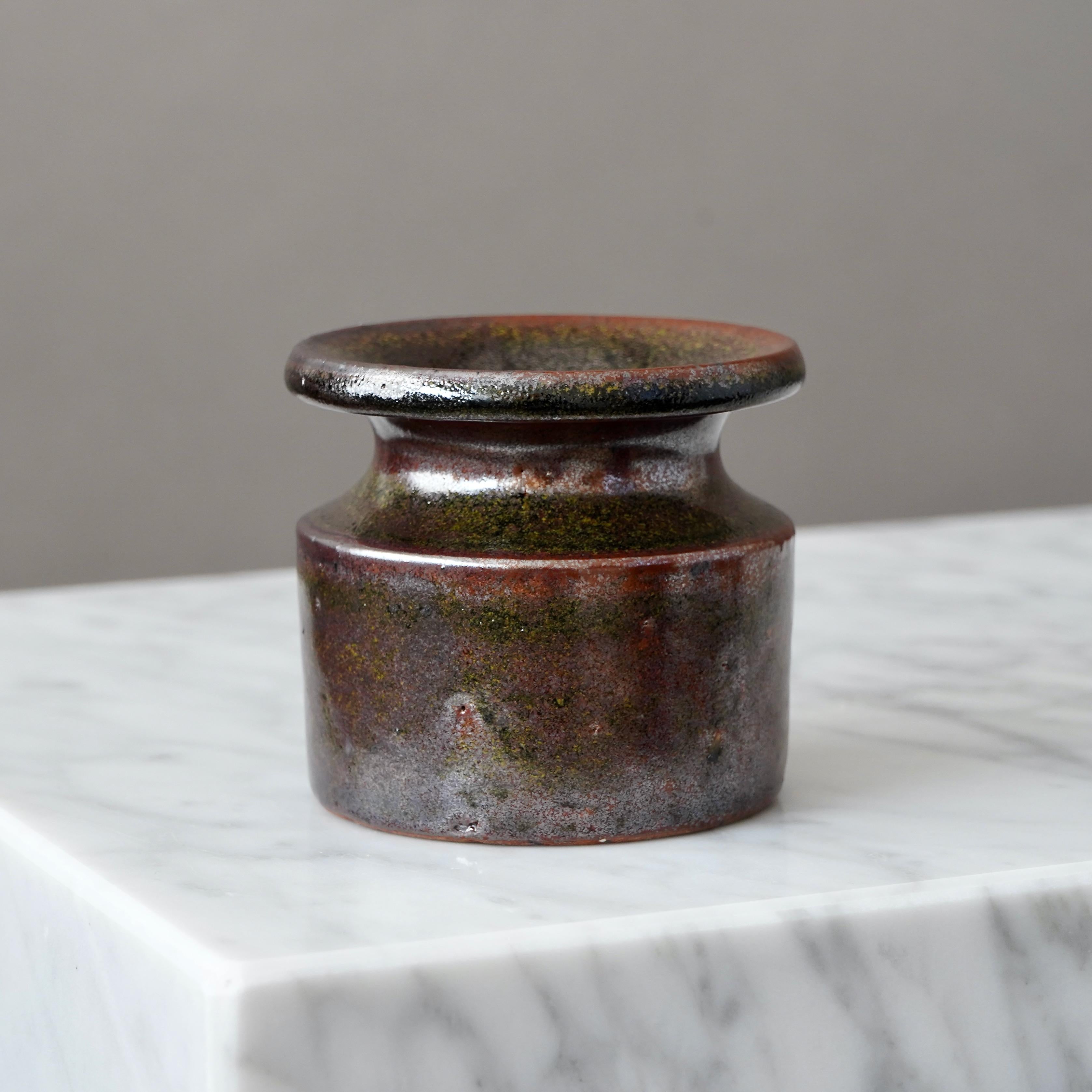 Smaltato Vaso in gres marrone del ceramista svedese Claes Thell, 1970 in vendita