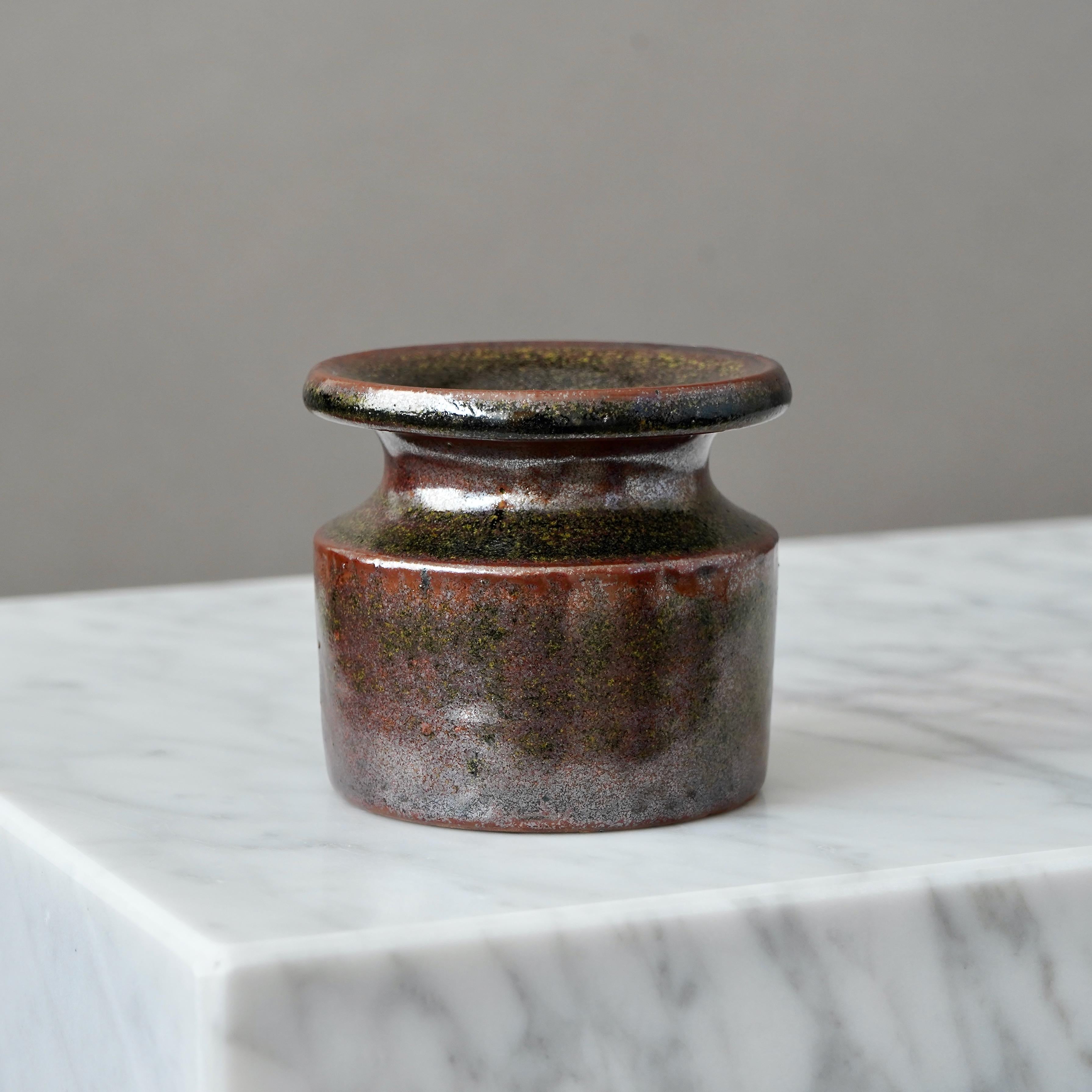 Vaso in gres marrone del ceramista svedese Claes Thell, 1970 In condizioni buone in vendita a Malmö, SE
