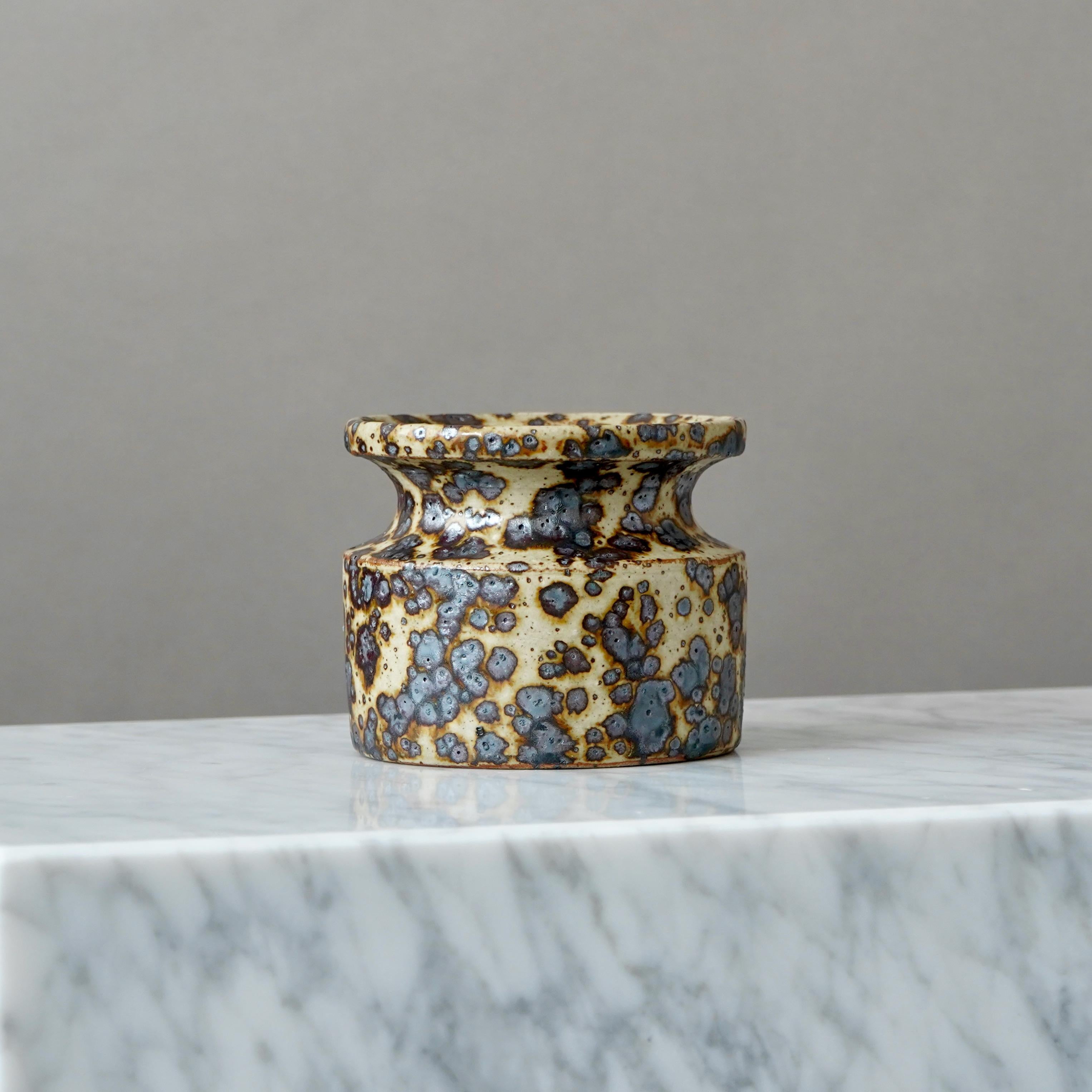 Un bellissimo vaso in gres con un'incredibile smaltatura. 
Realizzato da Claes Thell, nello studio dell'artista, Höganäs, Svezia, 1977.

Condizioni eccellenti. Firmato Thell '77.

Claes Thell è un ceramista svedese noto per i suoi pezzi intricati e