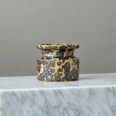 Vaso in gres marrone del ceramista svedese Claes Thell, 1977