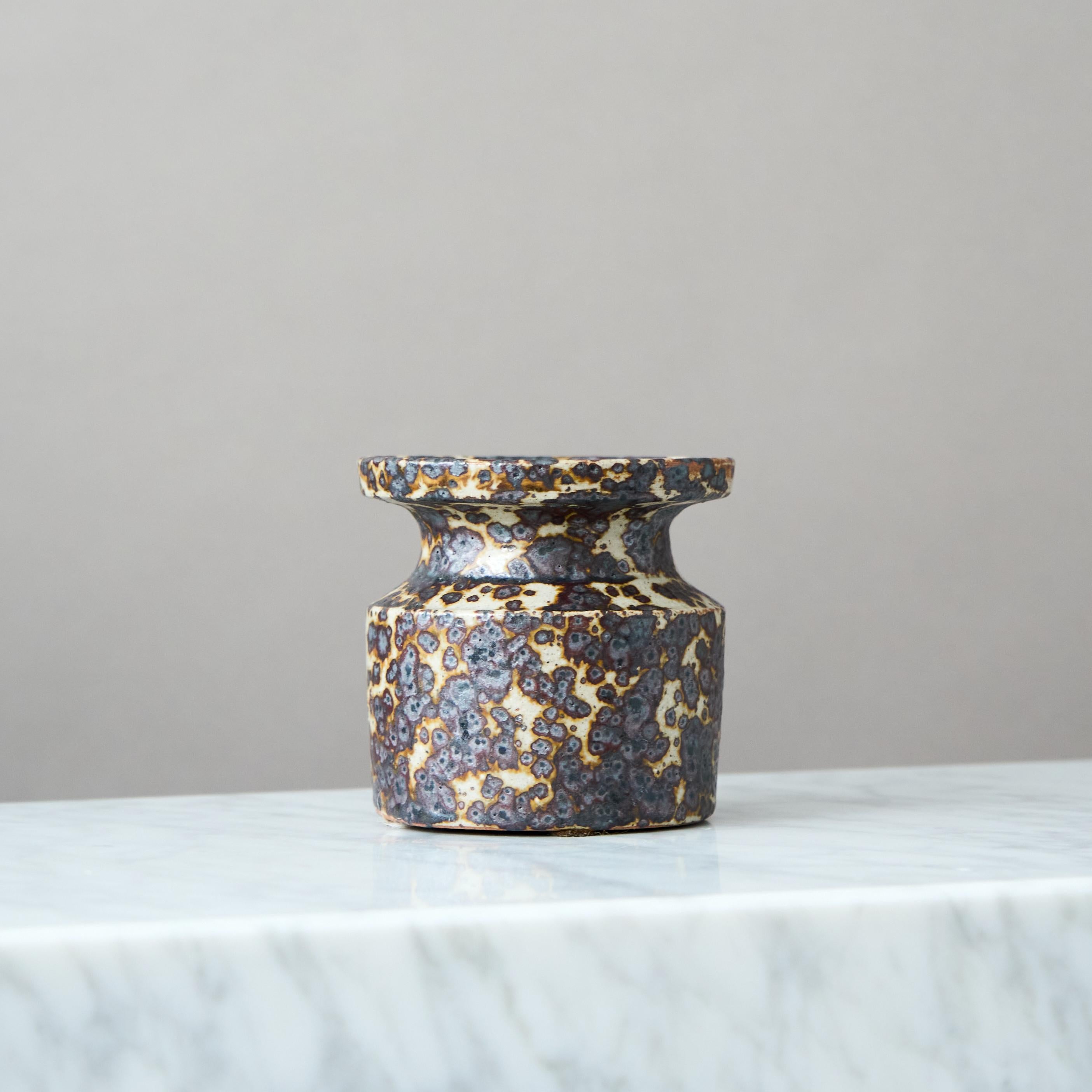 A beautiful stoneware vase with amazing glaze. 
Made by Claes Thell, in the artist's studio, Höganäs, Sweden, 1977.

Great condition. Signed Thell '77.

Claes Thell is a Swedish ceramicist known for his intricate and sculptural pieces that reflect a