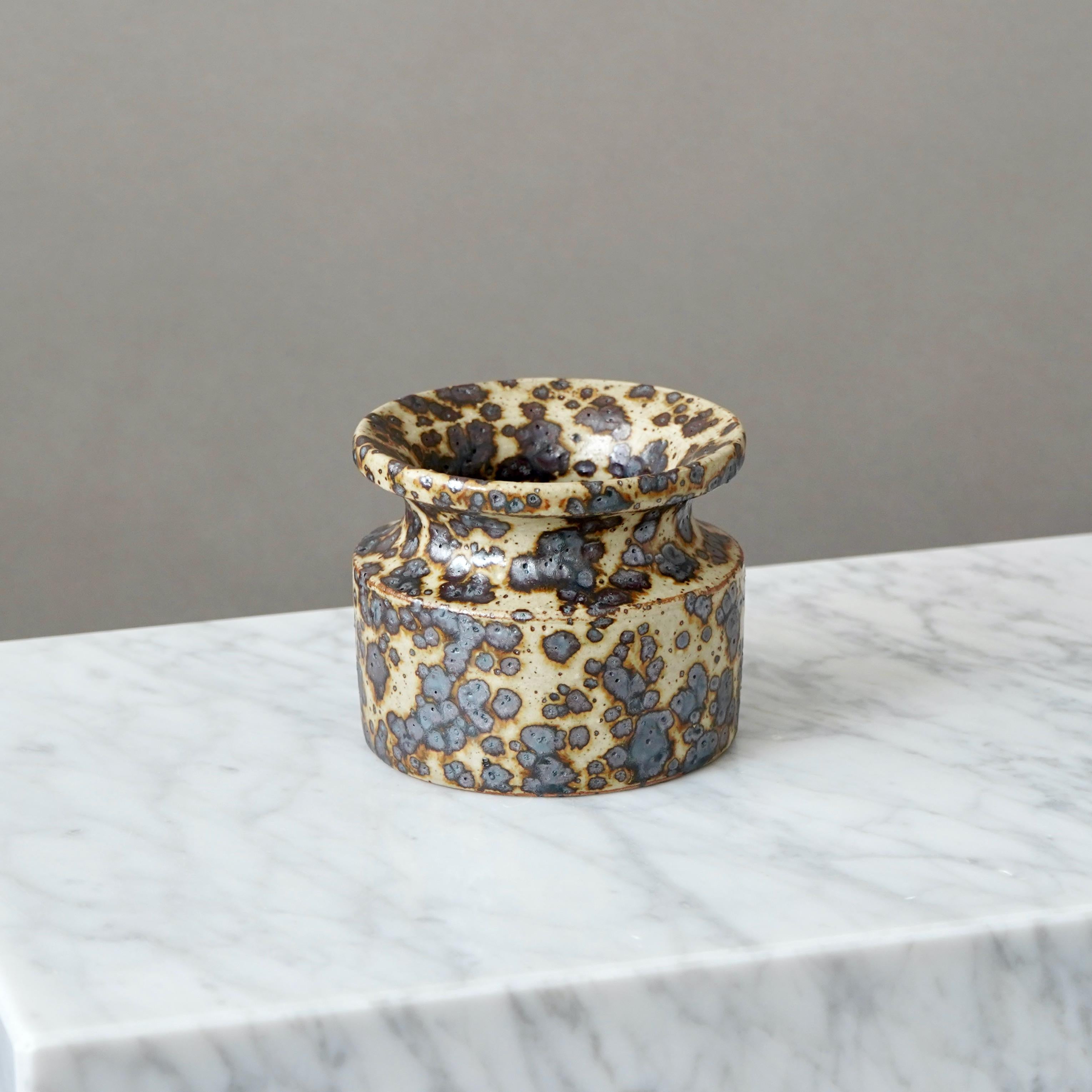 Scandinavo moderno Vaso in gres marrone del ceramista svedese Claes Thell, 1977 in vendita