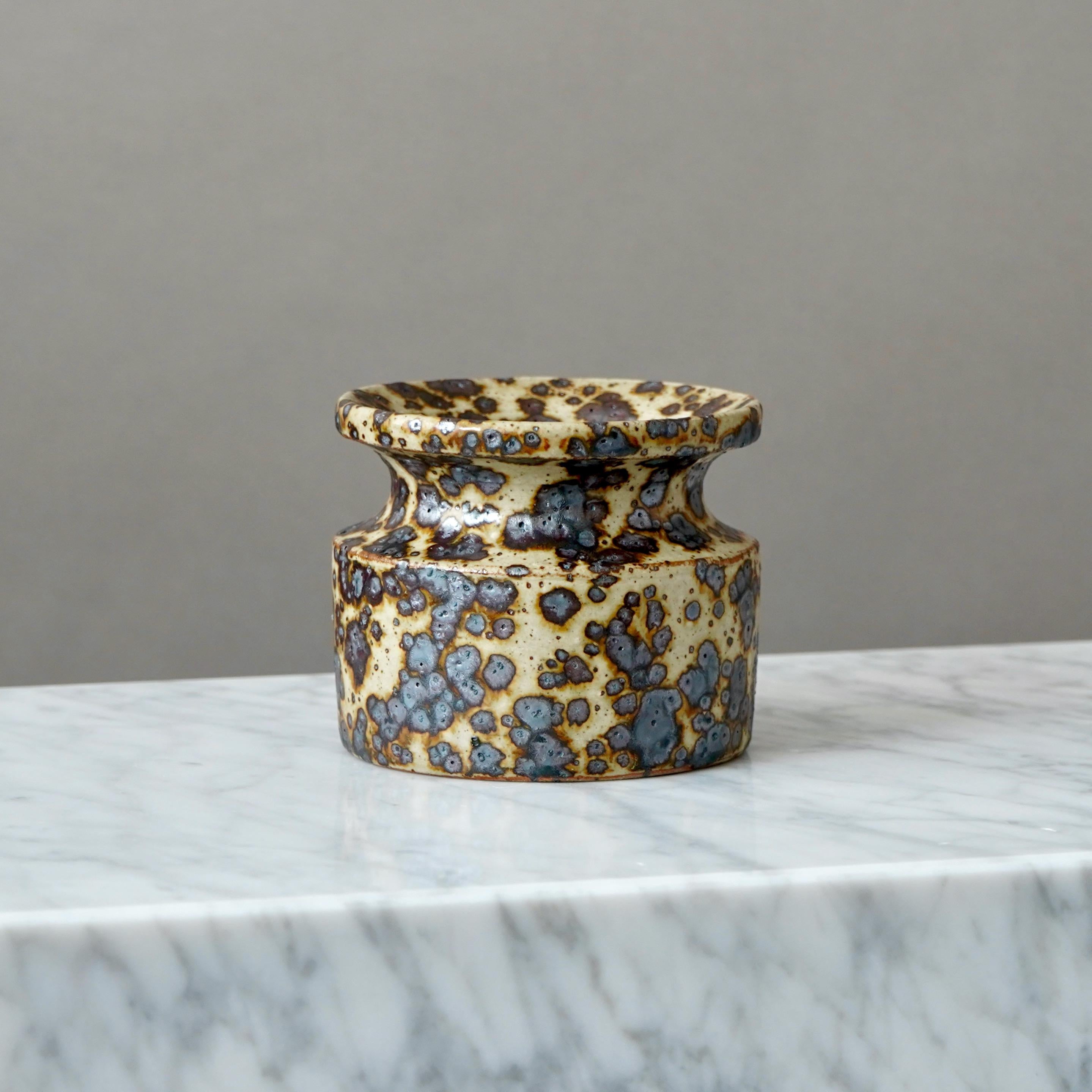 Svedese Vaso in gres marrone del ceramista svedese Claes Thell, 1977 in vendita