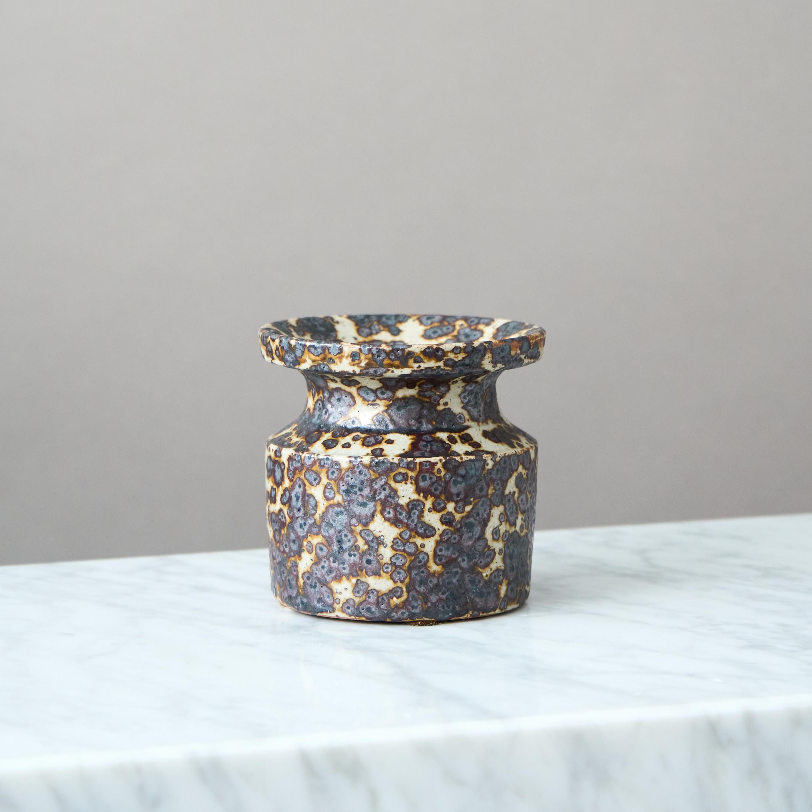 Brown Stoneware Vase by Swedish Ceramist Claes Thell, 1977 In Good Condition For Sale In Malmö, SE