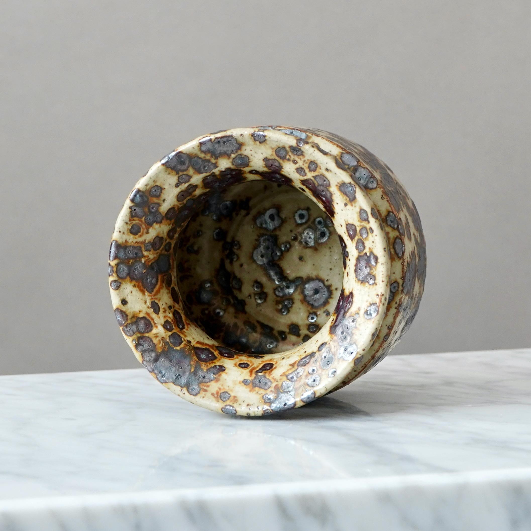XX secolo Vaso in gres marrone del ceramista svedese Claes Thell, 1977 in vendita